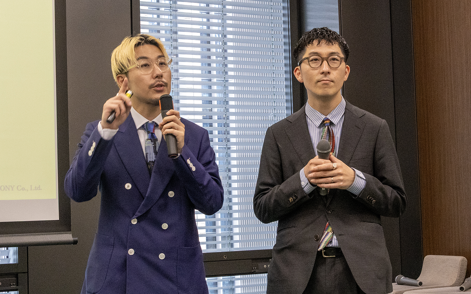 ヘラルボニーCo-CEOの松田崇弥氏（左）、松田文登氏（右）