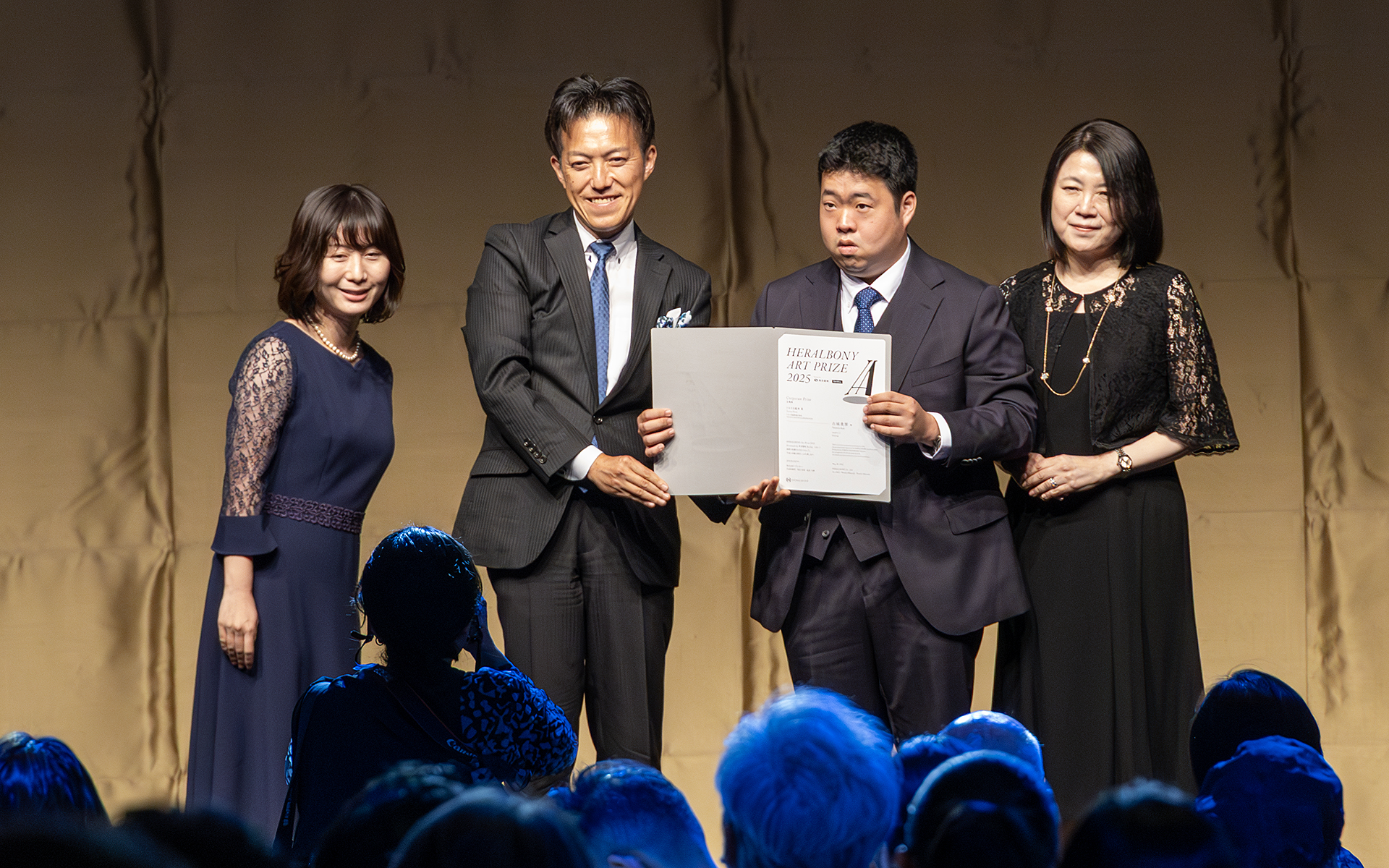 右から古城氏のお母さま、受賞作家の古城貴博氏、トヨタ自動車の木全氏、中村氏