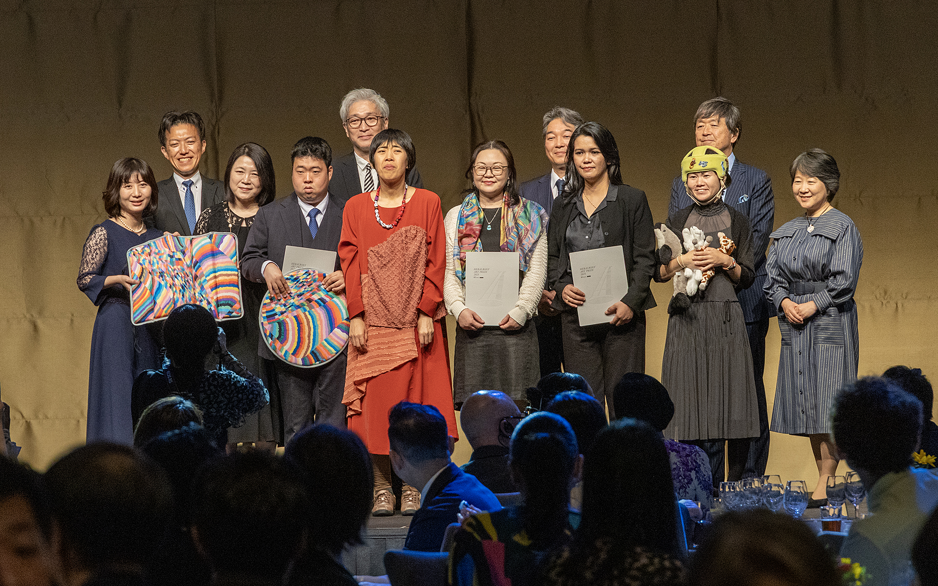 すべての企業賞の記念撮影。協賛企業5社よりそれぞれ5名の作家が選ばれている