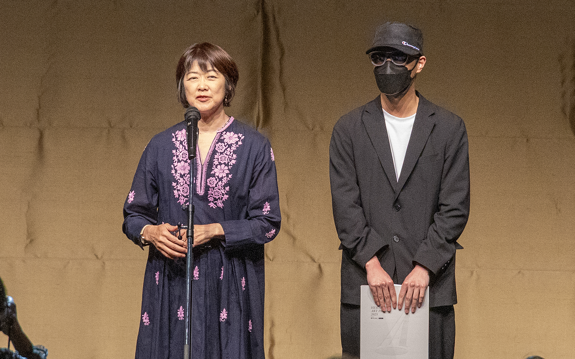 受賞者は日本の作家、Aot氏（右）