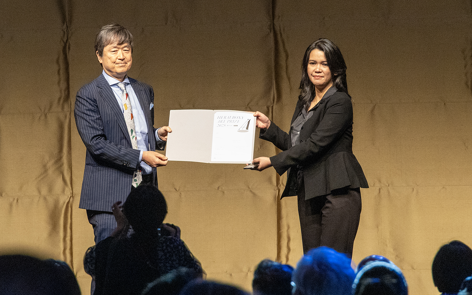 受賞者はアマンダ・アンジェラ・ソエノコ氏。インドネシアの作家