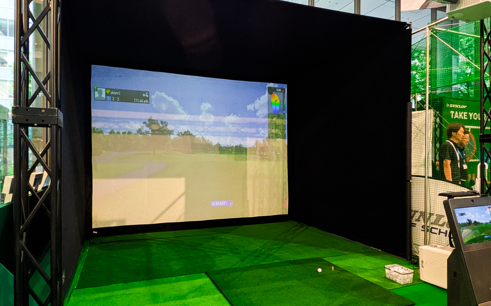 ゴルフシミュレータを使い、1発でグリーンにボールを乗せられるかを挑戦するブース