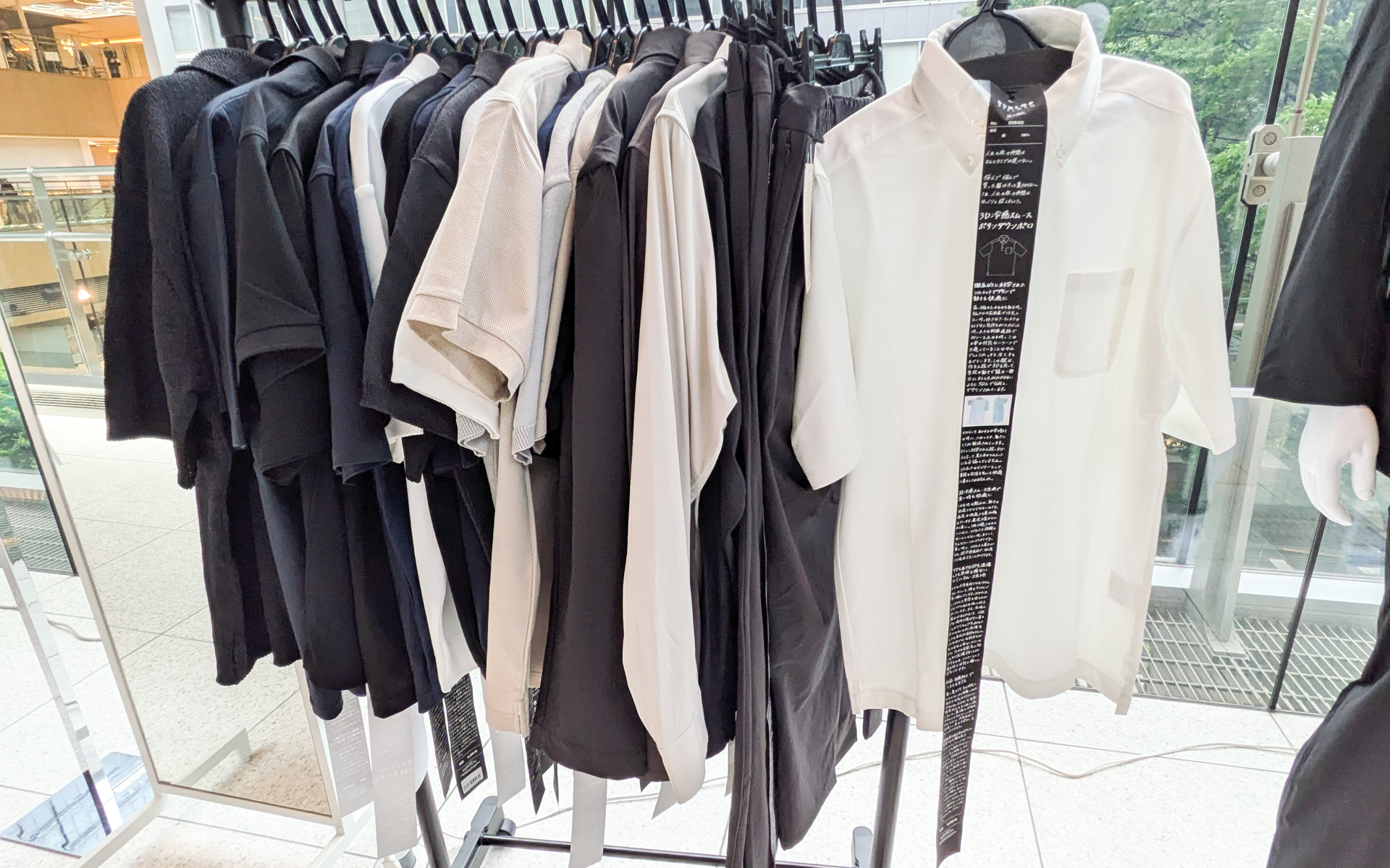 襟から伸びている特徴的な長～いタグは、デザイナーの熱い思いが書きしたためられている