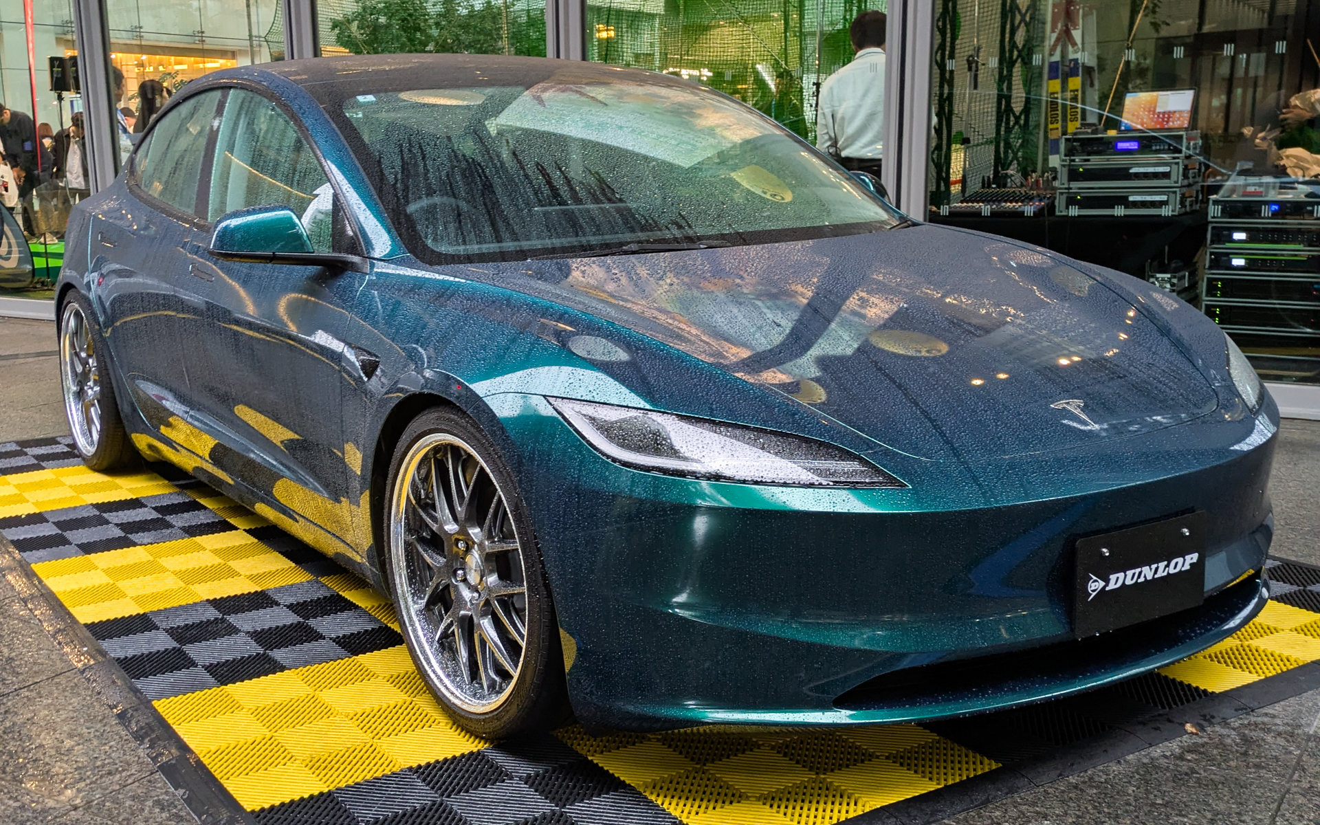 テスラ「モデル3」はダンロップの最新コンフォートタイヤ「スポーツマックス ラックス」を装着