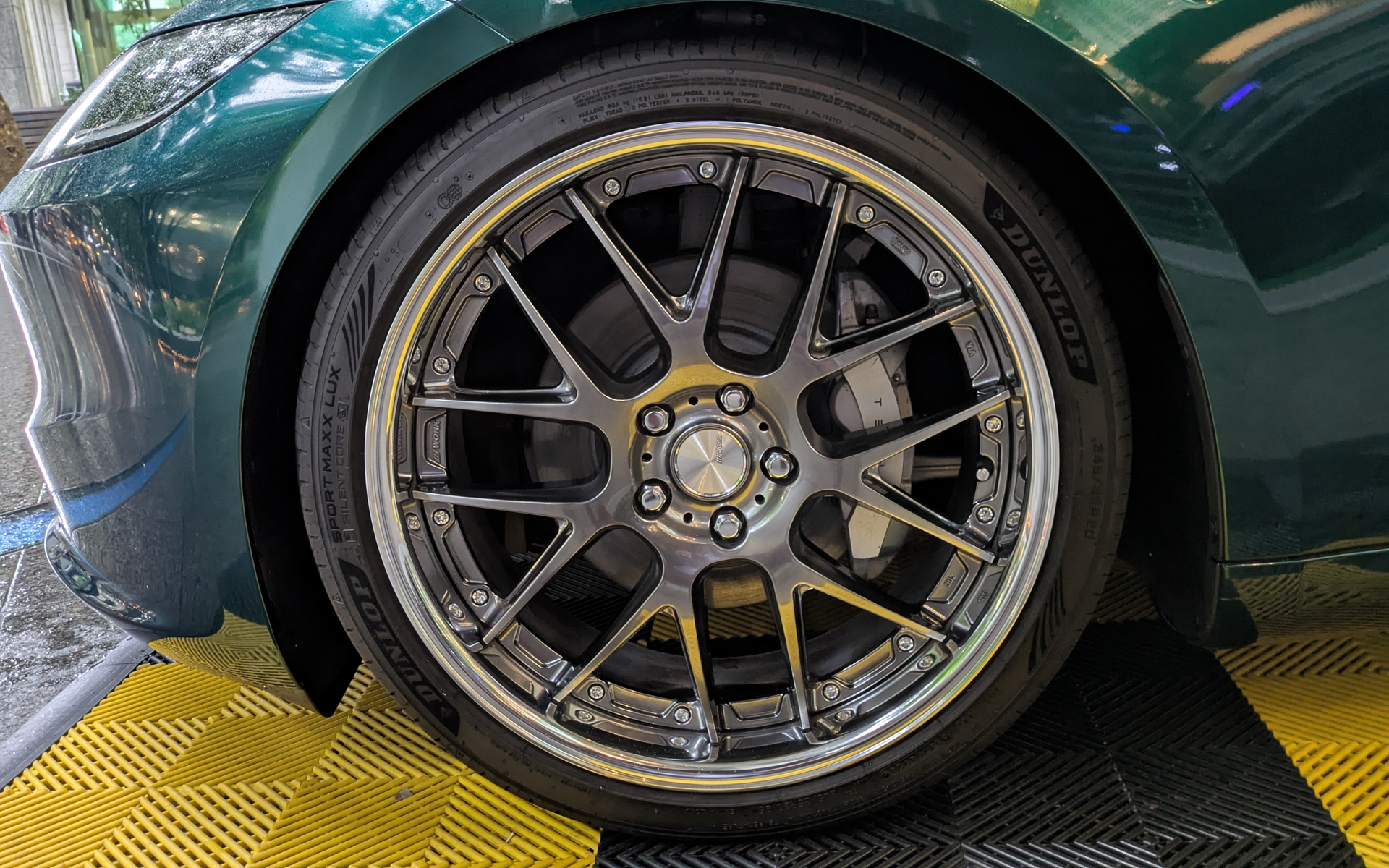 テスラ「モデル3」はダンロップの最新コンフォートタイヤ「スポーツマックス ラックス」を装着