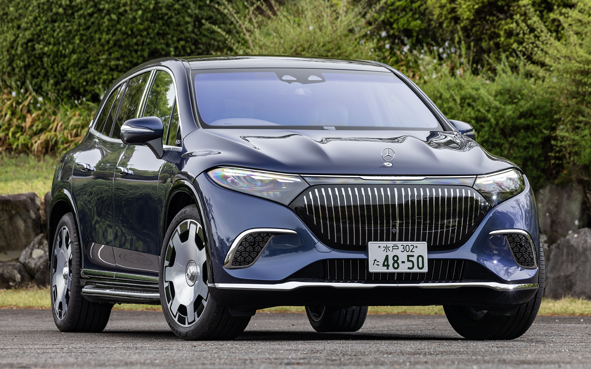 今回試乗したのは2024年8月に発売されたメルセデス・マイバッハ初のSUV電気自動車「メルセデス・マイバッハEQS 680 SUV」（2790万円）。最高出力は484kW（658PS）、最大トルクは955Nmを発生し、一充電走行距離は640km（WLTCモード）。ボディサイズは5135×2035×1725mm（全長×全幅×全高）、ホイールベースは3210mm