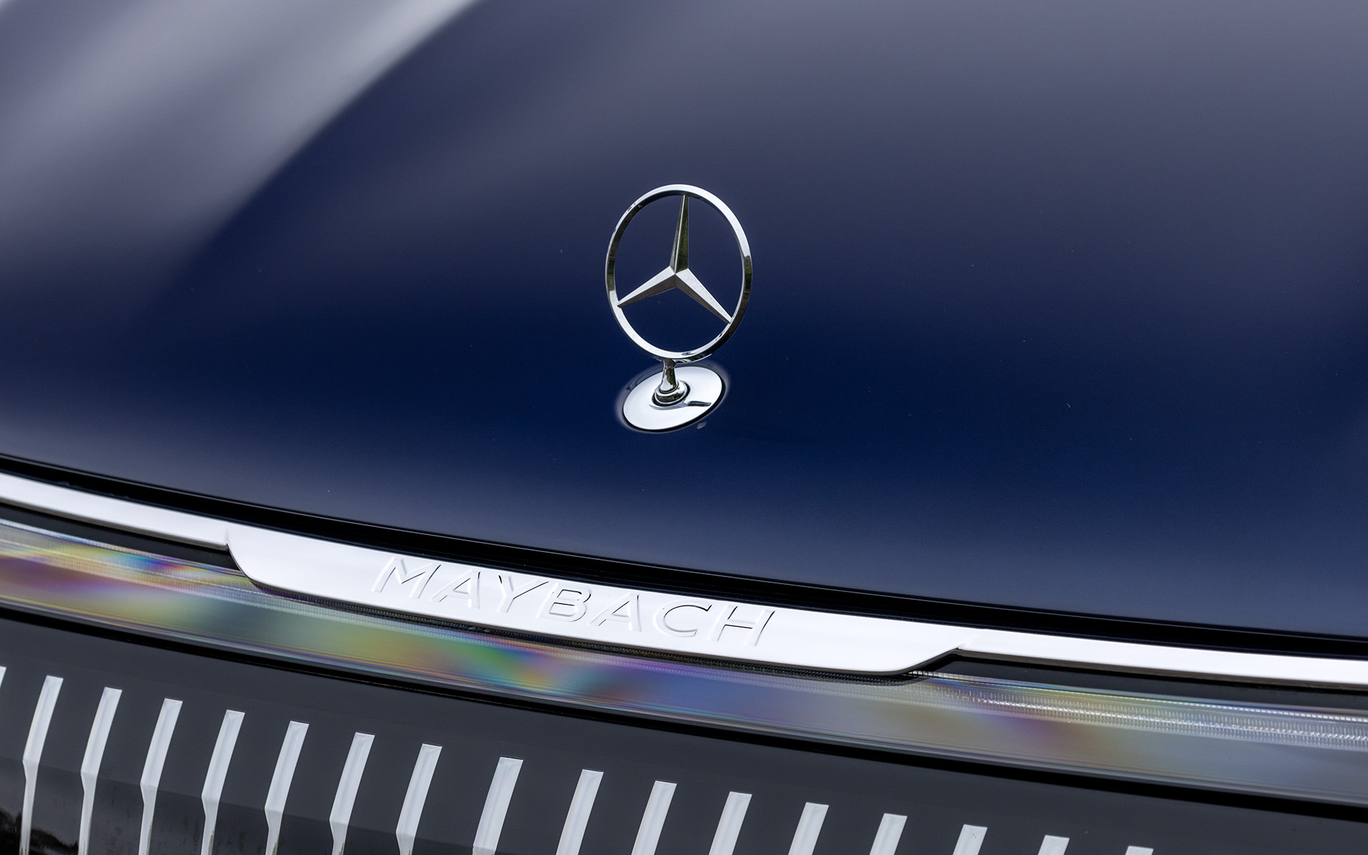 マイバッハEQS SUVではスリーポインテッドスターのボンネットマスコットを装着するとともに、垂直にクロームメッキされた立体的なデザインのオーナメントが付いたブラックパネルのフロントグリルが装備される