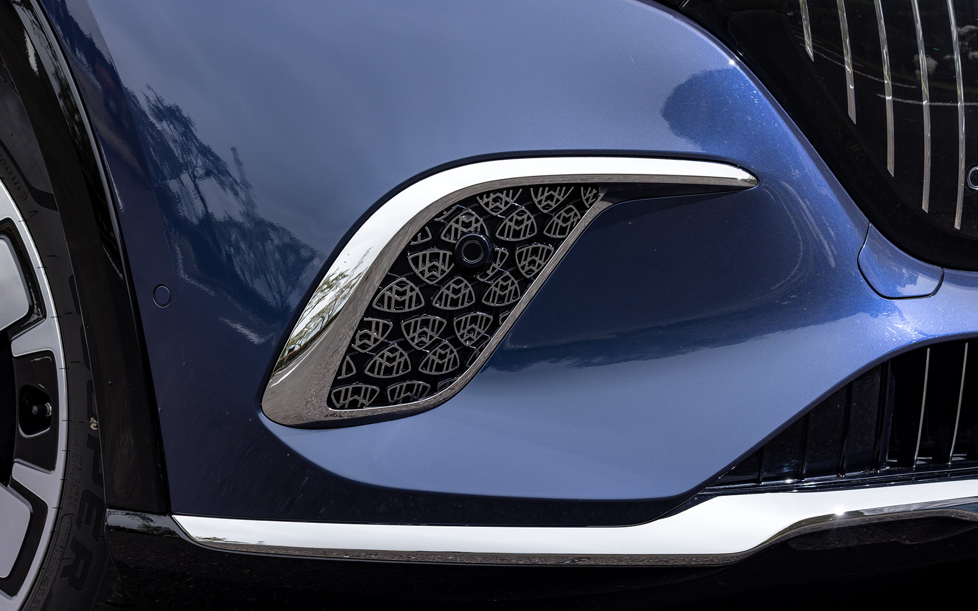 フロントバンパーのエアインテークフロントサイドスカートにマイバッハパターンがあしらわれる