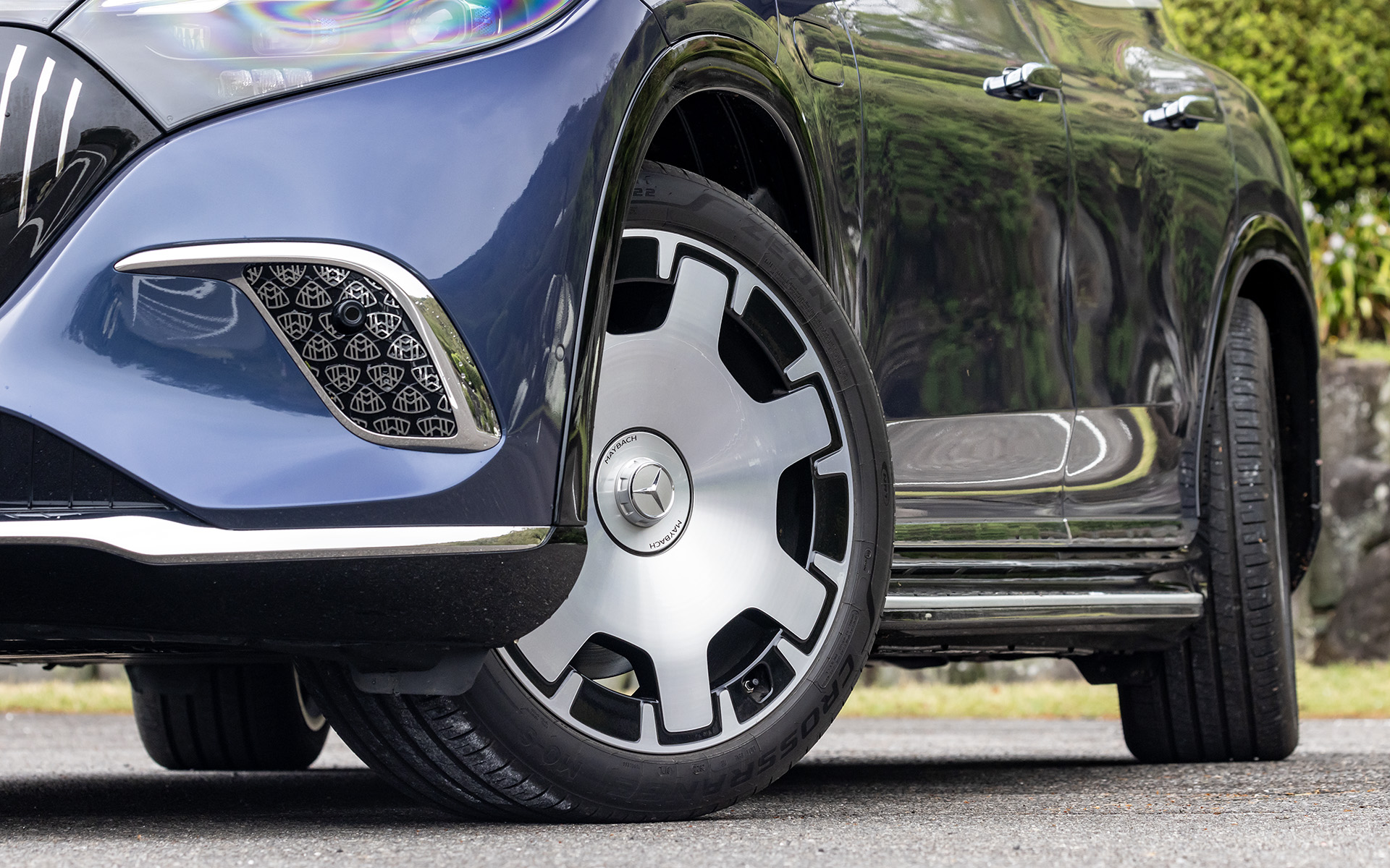 マイバッハ EQS SUVはリア・アクスルステアリングを標準装備し、最小回転半径はおどろきの5.1mを実現