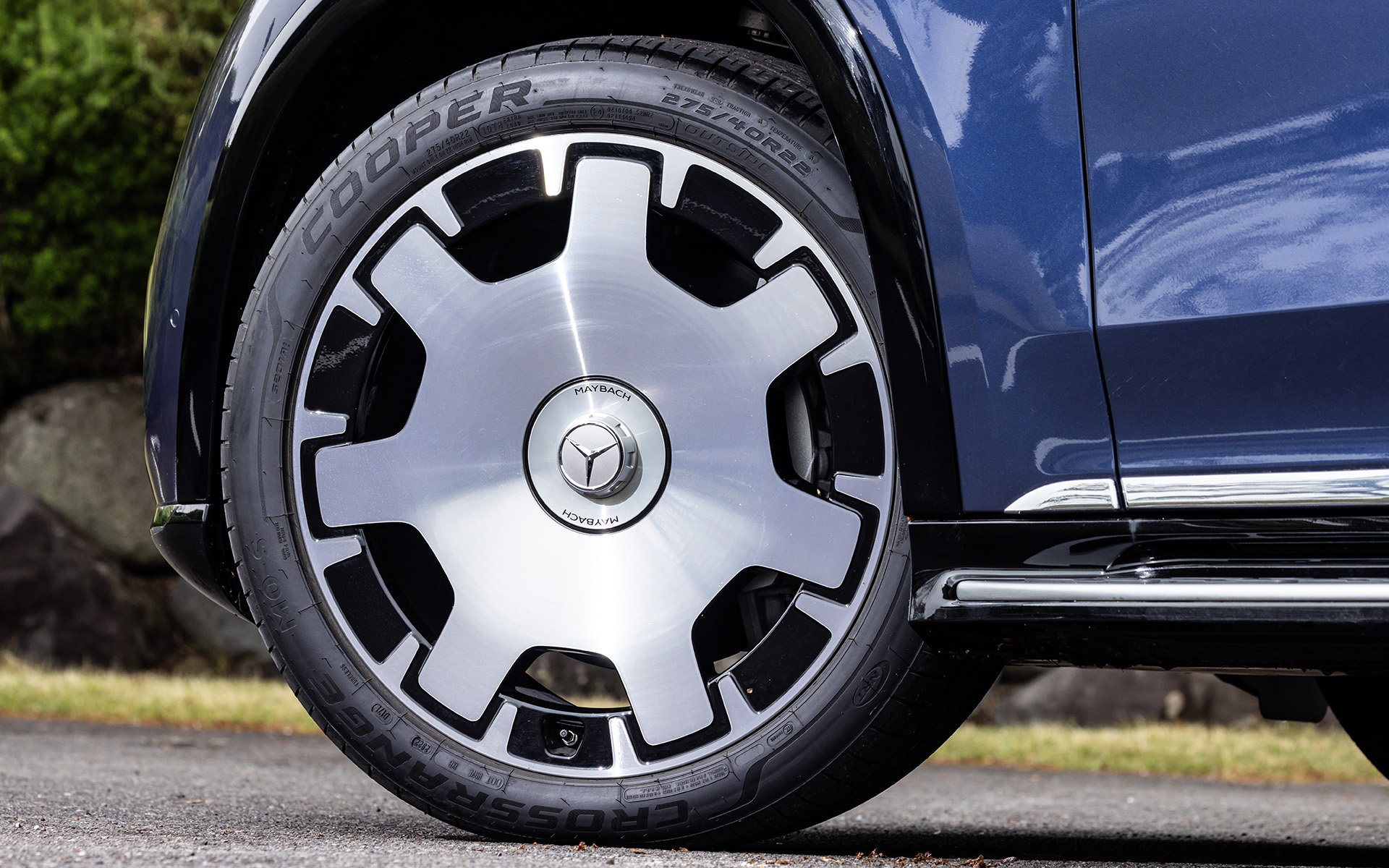 足下は22インチマイバッハアルミホイールに米COOPER「ZEON CROSSRANGE」（275/40R22）をセット。連続調整ダンパーADS＋を備えたAIRMATIC エアサスペンションを標準装備し、最大35mm車高を上げられる