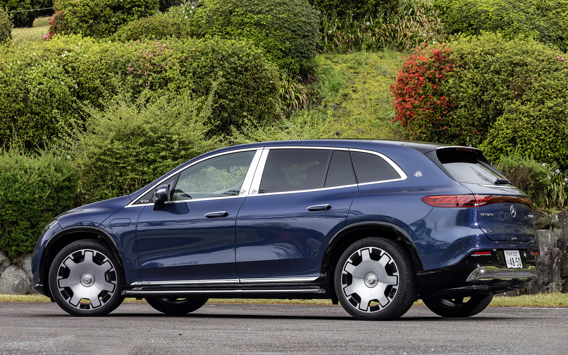 今回試乗したのは2024年8月に発売されたメルセデス・マイバッハ初のSUV電気自動車「メルセデス・マイバッハEQS 680 SUV」（2790万円）。最高出力は484kW（658PS）、最大トルクは955Nmを発生し、一充電走行距離は640km（WLTCモード）。ボディサイズは5135×2035×1725mm（全長×全幅×全高）、ホイールベースは3210mm