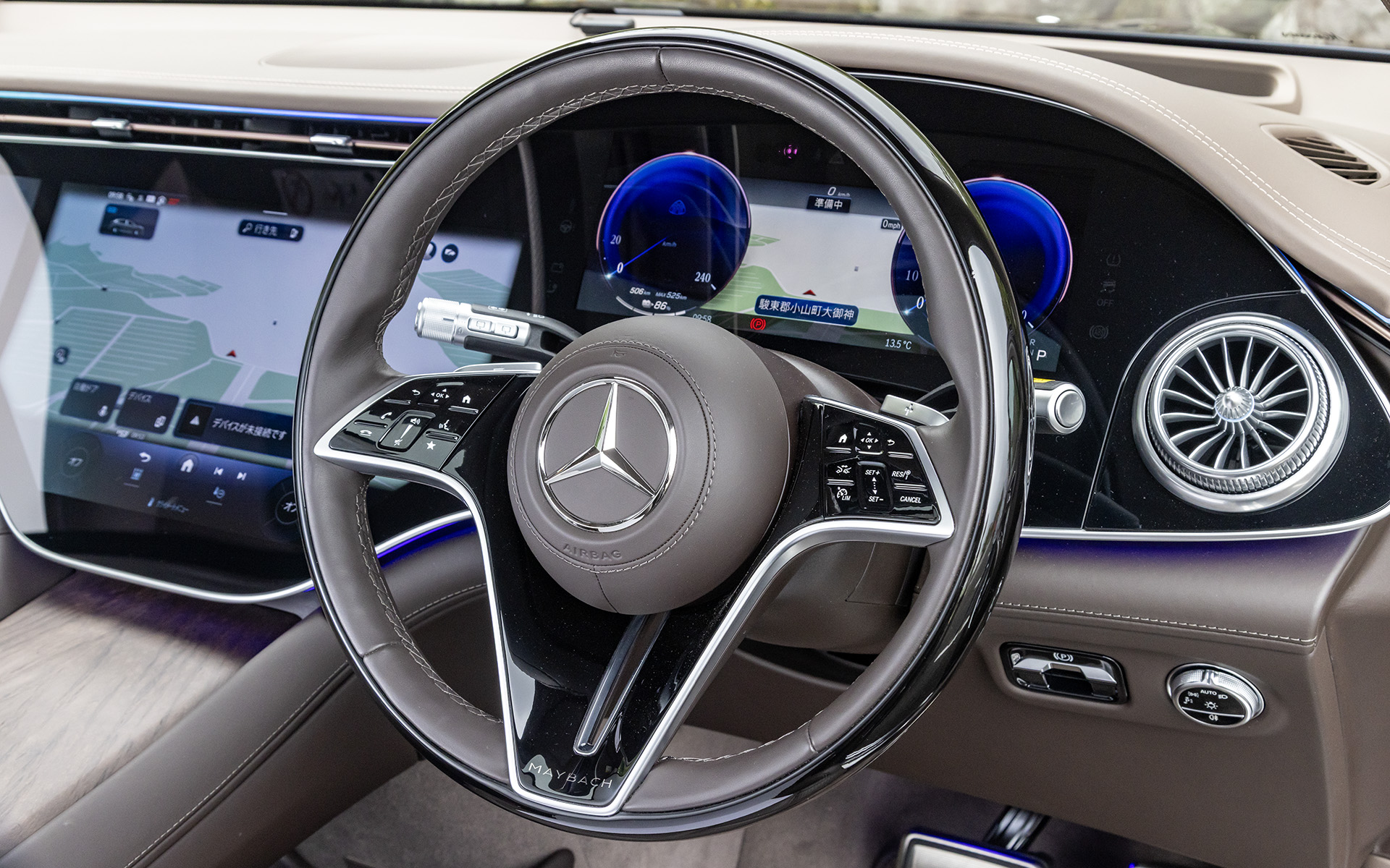 インテリアでは3枚の高精細パネル（コクピットディスプレイ、有機ELメディアディスプレイ、有機ELフロントディスプレイ［助手席］）がダッシュボード全体を1枚のガラスで覆うMBUXハイパースクリーンを標準装備。走行モードはECO、SPORT、OFFROAD、INDIVIDUALに加え、専用のMAYBACHを設定。MAYBACHは従来のCOMFORTに代わるもので、後席乗員に快適な乗り心地を提供するために設計されたもの
