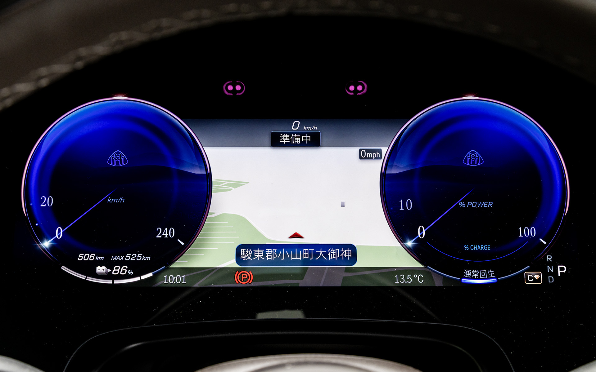 インテリアでは3枚の高精細パネル（コクピットディスプレイ、有機ELメディアディスプレイ、有機ELフロントディスプレイ［助手席］）がダッシュボード全体を1枚のガラスで覆うMBUXハイパースクリーンを標準装備。走行モードはECO、SPORT、OFFROAD、INDIVIDUALに加え、専用のMAYBACHを設定。MAYBACHは従来のCOMFORTに代わるもので、後席乗員に快適な乗り心地を提供するために設計されたもの