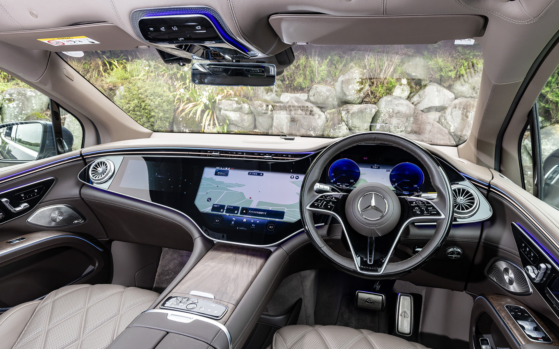 インテリアでは3枚の高精細パネル（コクピットディスプレイ、有機ELメディアディスプレイ、有機ELフロントディスプレイ［助手席］）がダッシュボード全体を1枚のガラスで覆うMBUXハイパースクリーンを標準装備。走行モードはECO、SPORT、OFFROAD、INDIVIDUALに加え、専用のMAYBACHを設定。MAYBACHは従来のCOMFORTに代わるもので、後席乗員に快適な乗り心地を提供するために設計されたもの