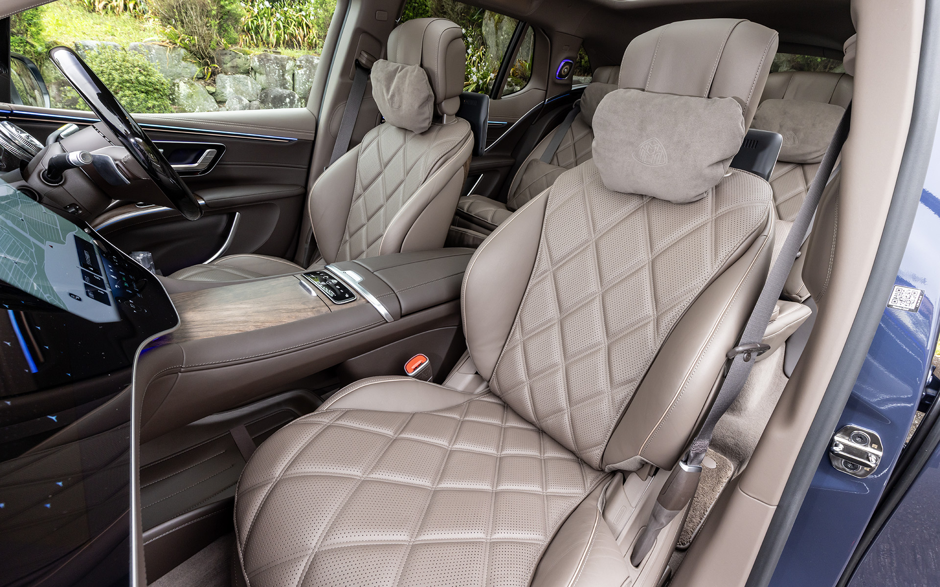 後席ではフロントシートのバックレストそれぞれに11.6インチのモニターを備えたMBUXリアエンターテインメントシステムを標準装備。撮影車は乗車定員が4名となるオプションの「ファーストクラスパッケージ」を装備し、独立した左右後席の間には専用シャンパングラス収納部と、脱着可能な大型クーリングボックスを装備する。センターコンソールには格納式テーブルと温度調整機能が備わったカップホルダーをレイアウト