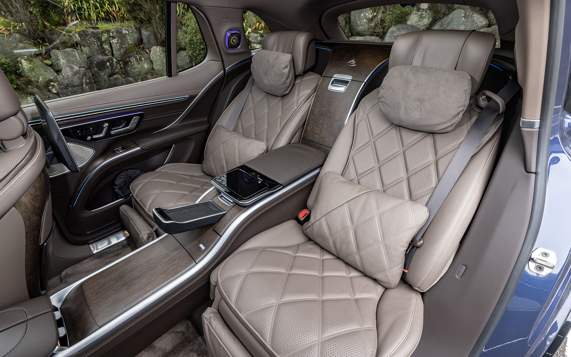 後席ではフロントシートのバックレストそれぞれに11.6インチのモニターを備えたMBUXリアエンターテインメントシステムを標準装備。撮影車は乗車定員が4名となるオプションの「ファーストクラスパッケージ」を装備し、独立した左右後席の間には専用シャンパングラス収納部と、脱着可能な大型クーリングボックスを装備する。センターコンソールには格納式テーブルと温度調整機能が備わったカップホルダーをレイアウト