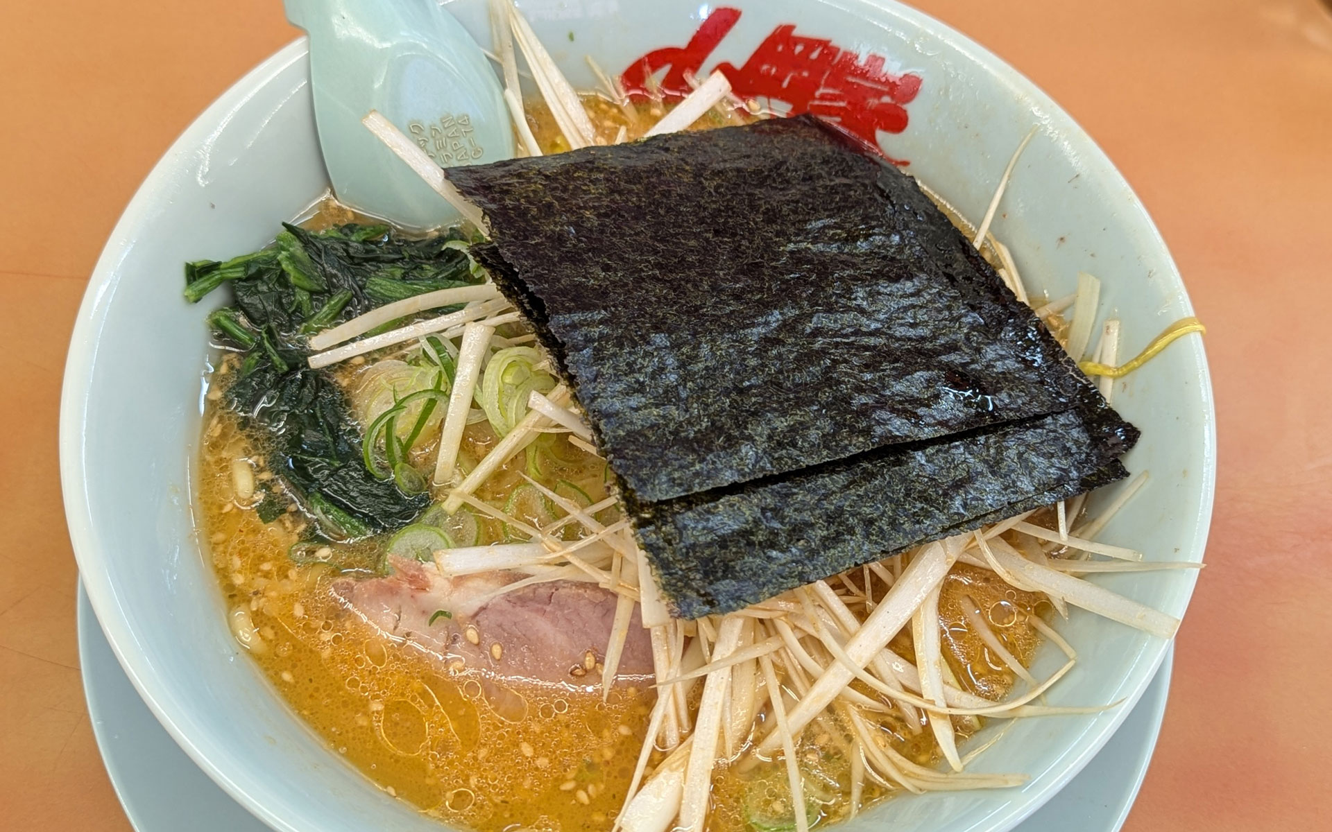 好きな食べ物はラーメン、お蕎麦、豚バラ白菜鍋です（自己紹介）。写真は一部界隈で盛り上がっていた山岡家の特選味噌ネギ。山岡家があるあたりまで行く機会があまりなくて、なかなか食べられなかった1品です……（笑）。オナカスイター