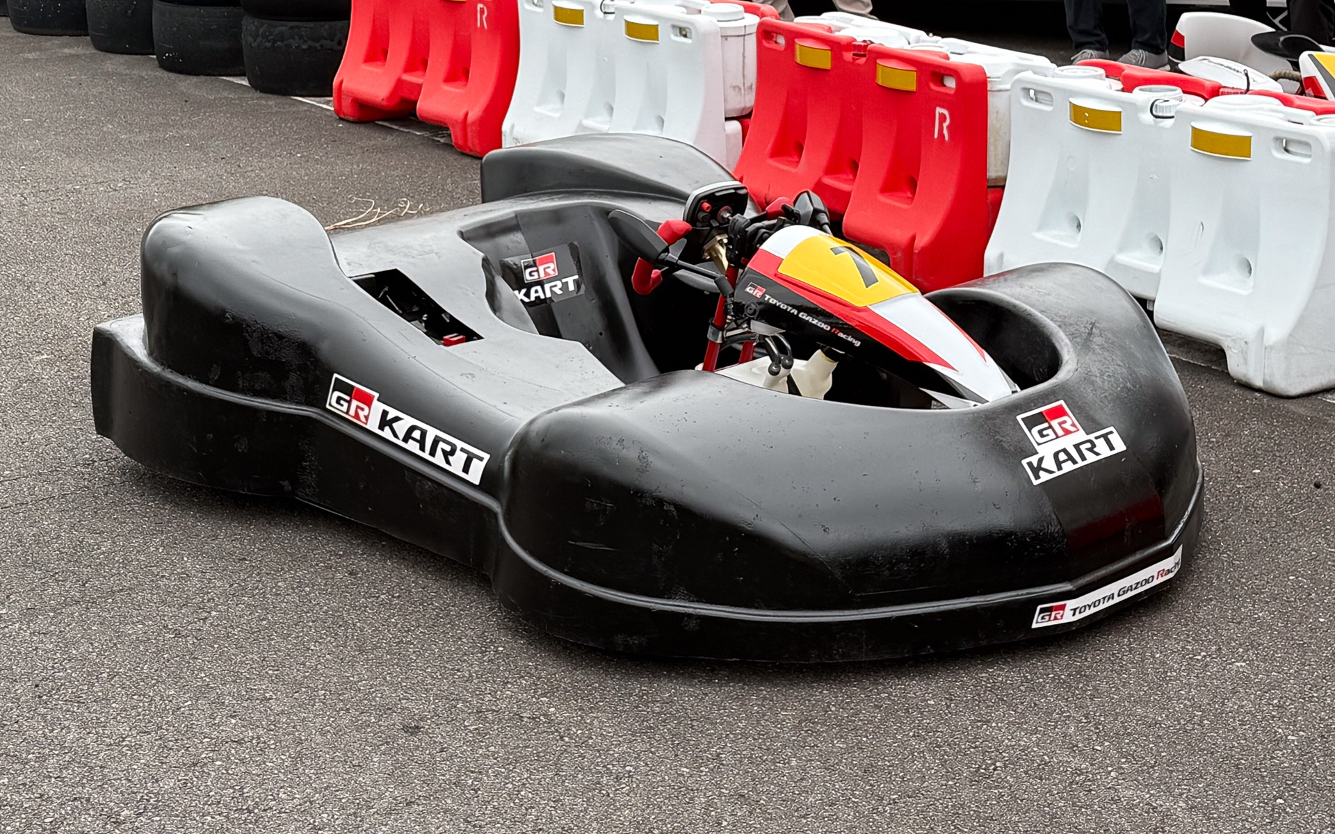 フルカウル状態のGRカート。タイヤまわりがカバーされているためクラッシュに強くなる