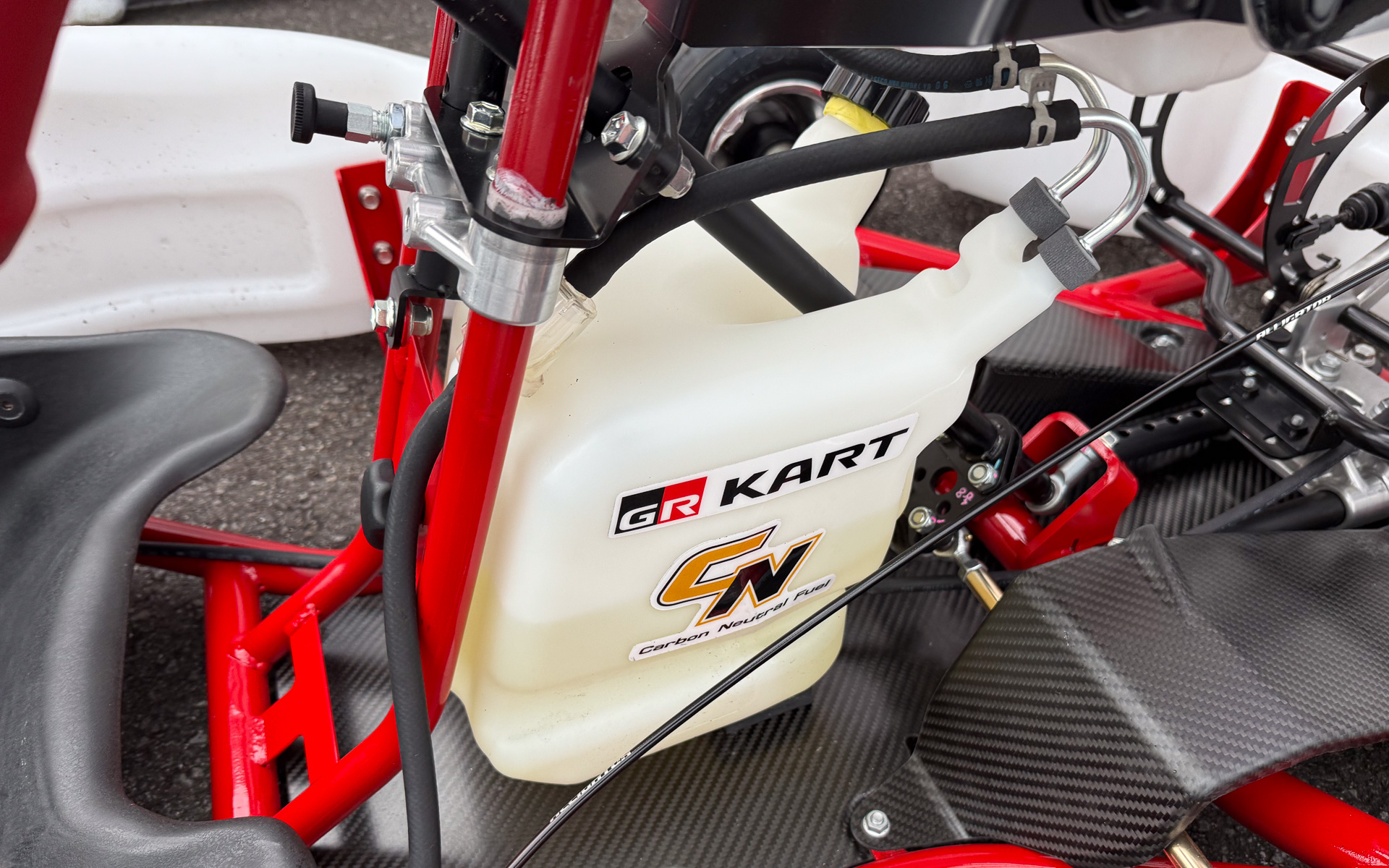 GRカートはカーボンニュートラル燃料にも対応。今回の試乗もカーボンニュートラル燃料を使用していた