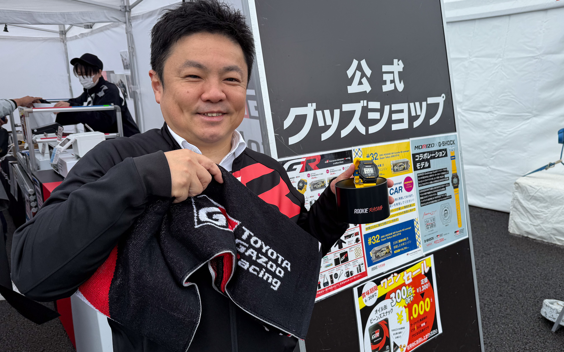 TOYOTA GAZOO Racingのニューアイテムを購入した高橋智也プレジデント