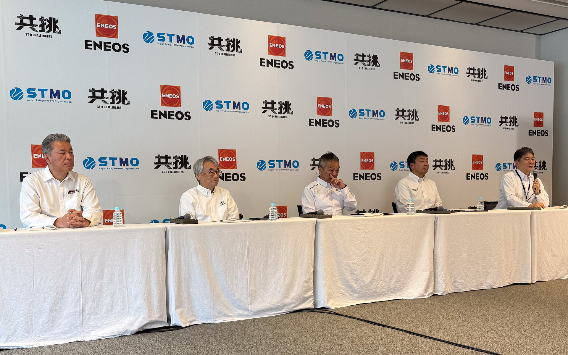 共同記者会見を行なった各社の技術トップ。左からENEOSホールディングス株式会社 常務執行役員兼CTO 藤山優一郎氏、日産モータースポーツ＆カスタマイズ株式会社 専務執行役員 木賀新一氏、マツダ株式会社 専務執行役員兼CTO 梅下隆一氏、株式会社SUBARU 取締役専務執行役員CTO 藤貫哲郎氏、トヨタ自動車株式会社 取締役副社長 CTO中嶋裕樹氏