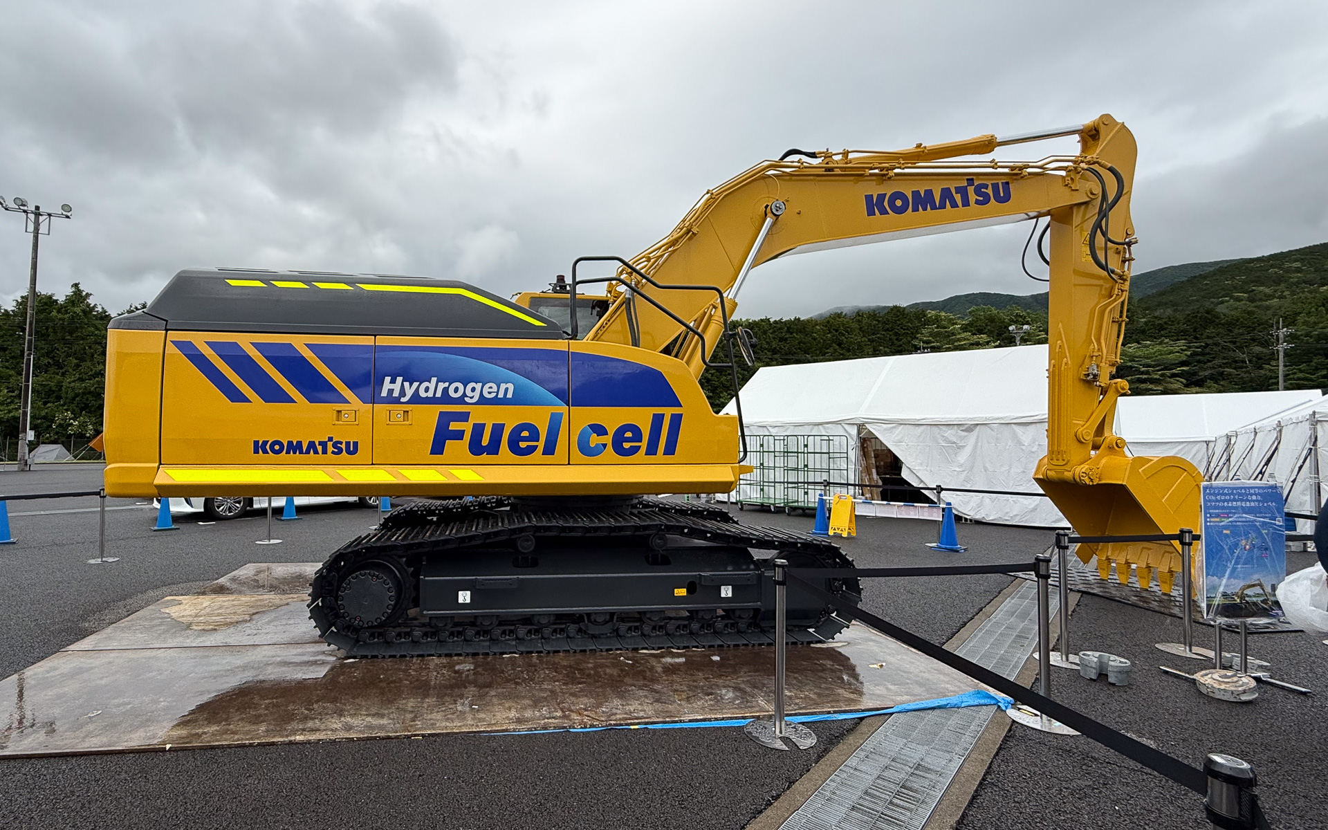 富士スピードウェイに展示された「中型油圧ショベルのコンセプトマシン」。一般には国内初展示となる