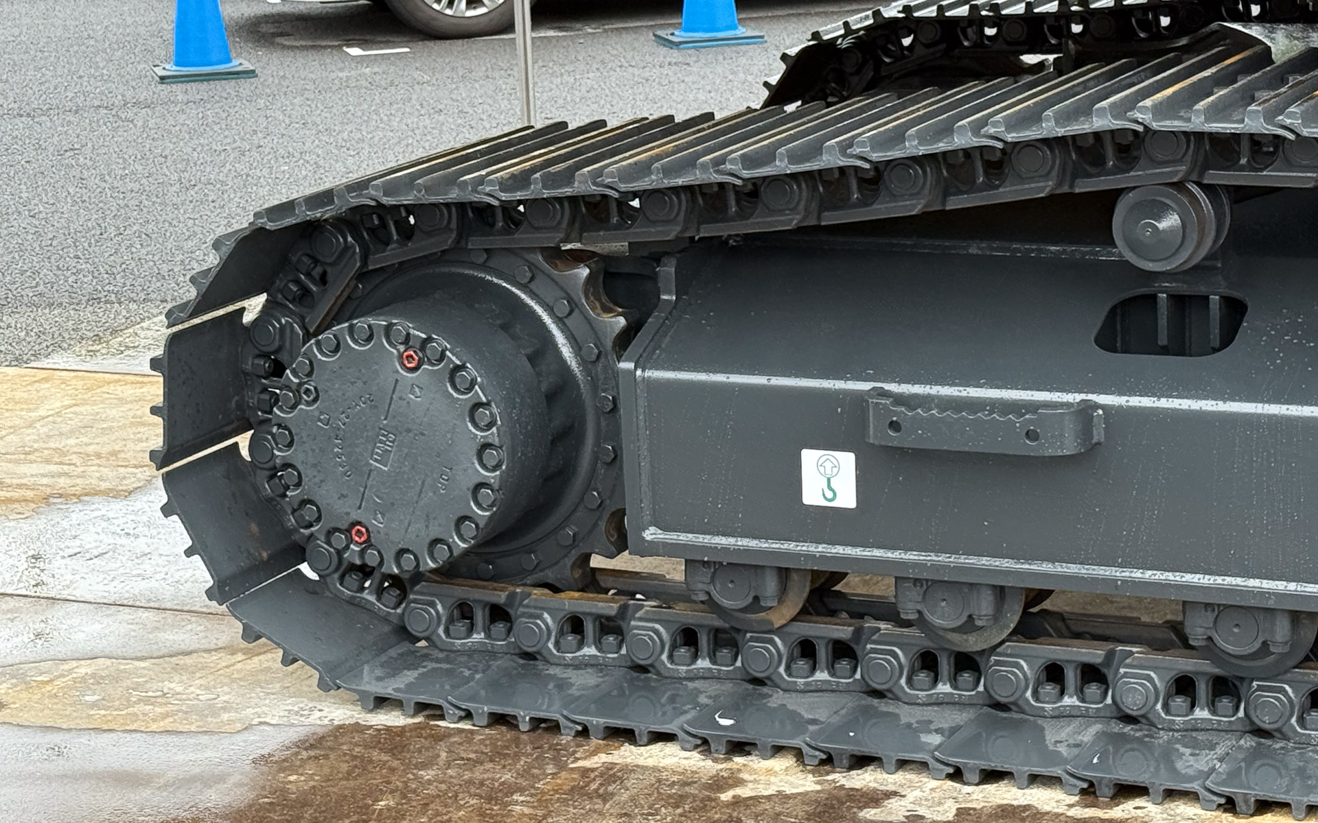 油圧で駆動する起動輪（スプロケットホイール）。エンジンで駆動するのではなく、水素燃料電池で発電した油圧を上部から導き、油圧で駆動する