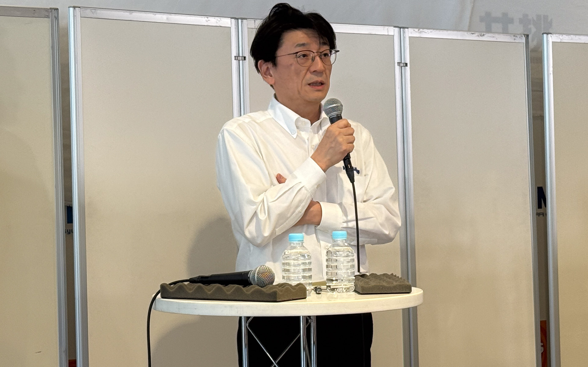 「中型油圧ショベルのコンセプトマシン」について説明する株式会社小松製作所 草場泰介CTO