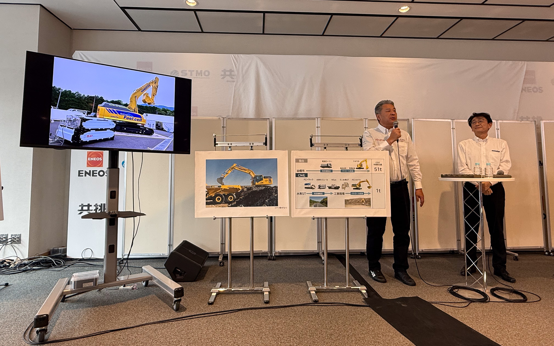 「中型油圧ショベルのコンセプトマシン」にトヨタ製の燃料電池を採用いただいていることを話すトヨタ自動車株式会社 代表取締役副社長兼CTO