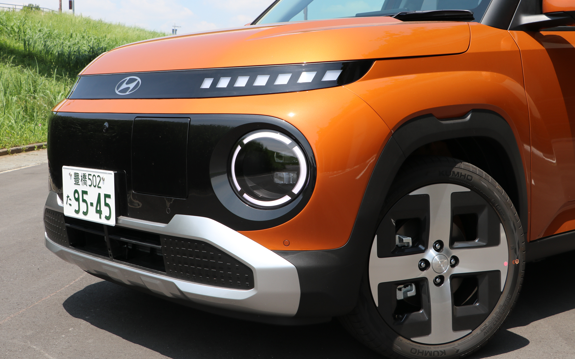 特徴的なフルLEDヘッドライト（プロジェクションタイプ）