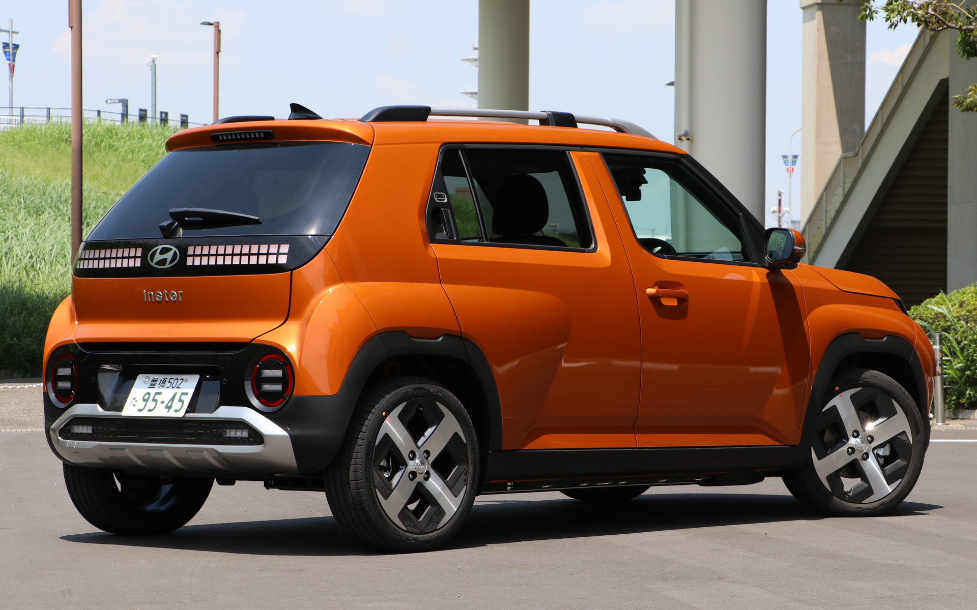 ボディサイズは3830×1610×1615mm。ホイールベースは2580mm。最小回転半径は5.3m。車両重量は1400kg