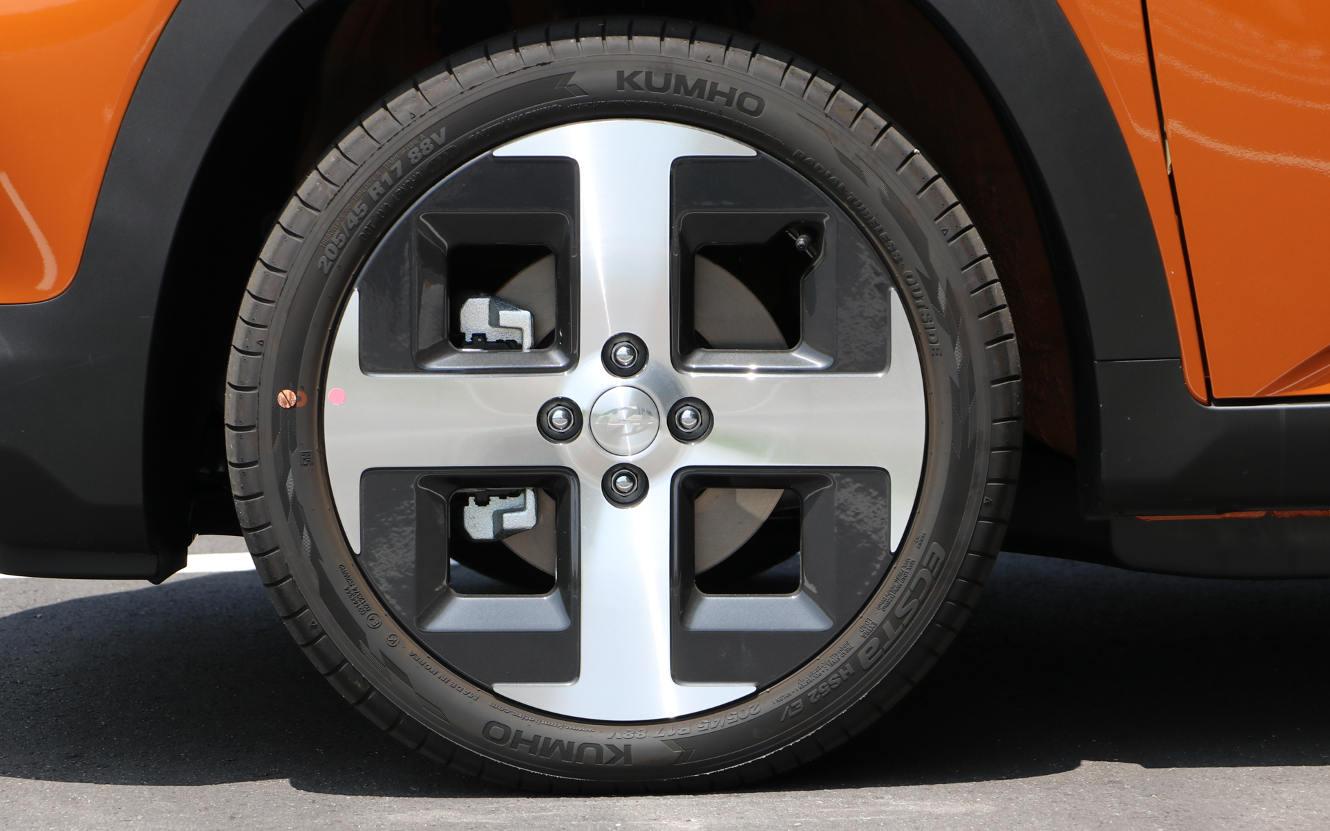 ホイールもピクセルデザインで、Loungeは17インチアルミホイールを装着。タイヤはクムホ「エクス HS52 EV」サイズは前後205/45R17