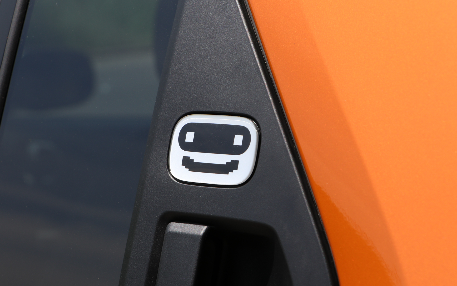 リアドアにはかわいいアイコンがあしらわれている