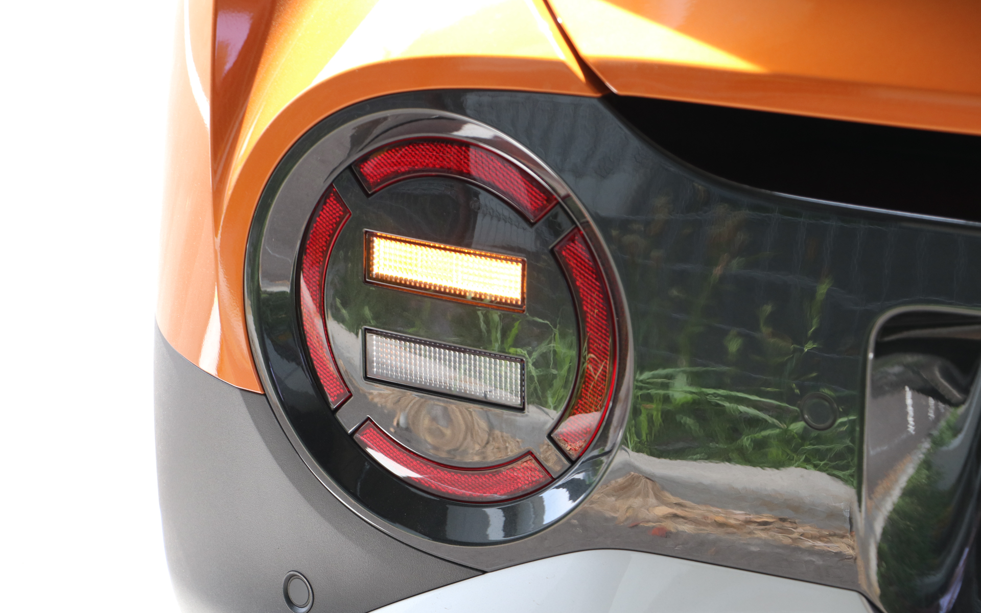 リアのウィンカーやバックランプは下方に収めている