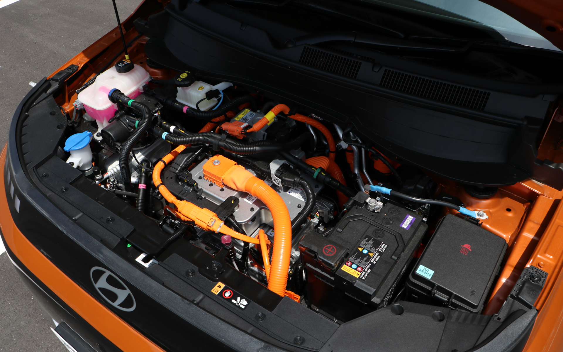 Loungeは駆動用に49kWhのリチウムイオンバッテリを搭載し、最高出力85kW（115PS）/5600-13000rpm、最大トルク147Nm/0-5400rpmを発生するEM08モーターをフロントに搭載する