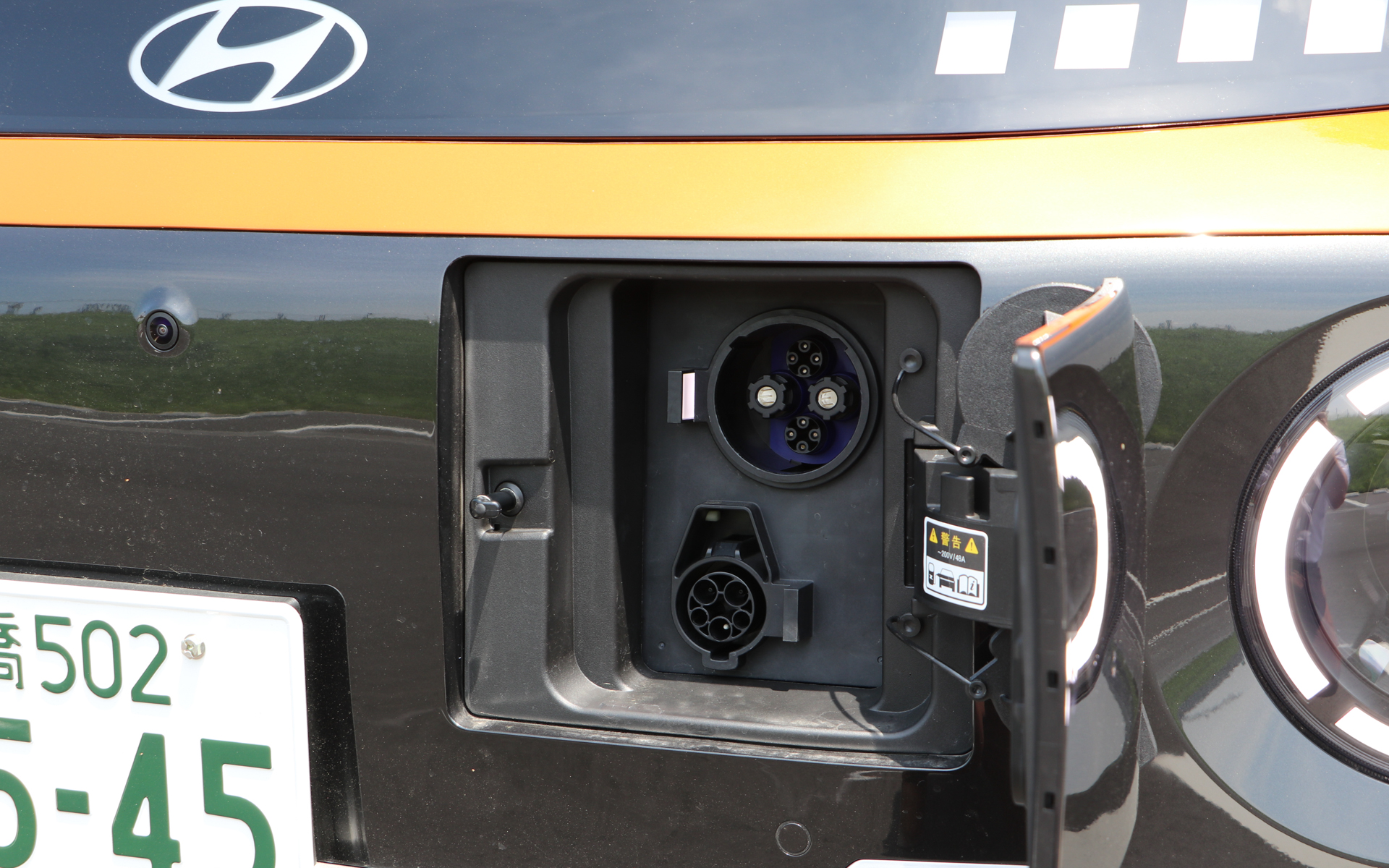 普通充電、急速充電のポートはフロントに備えている