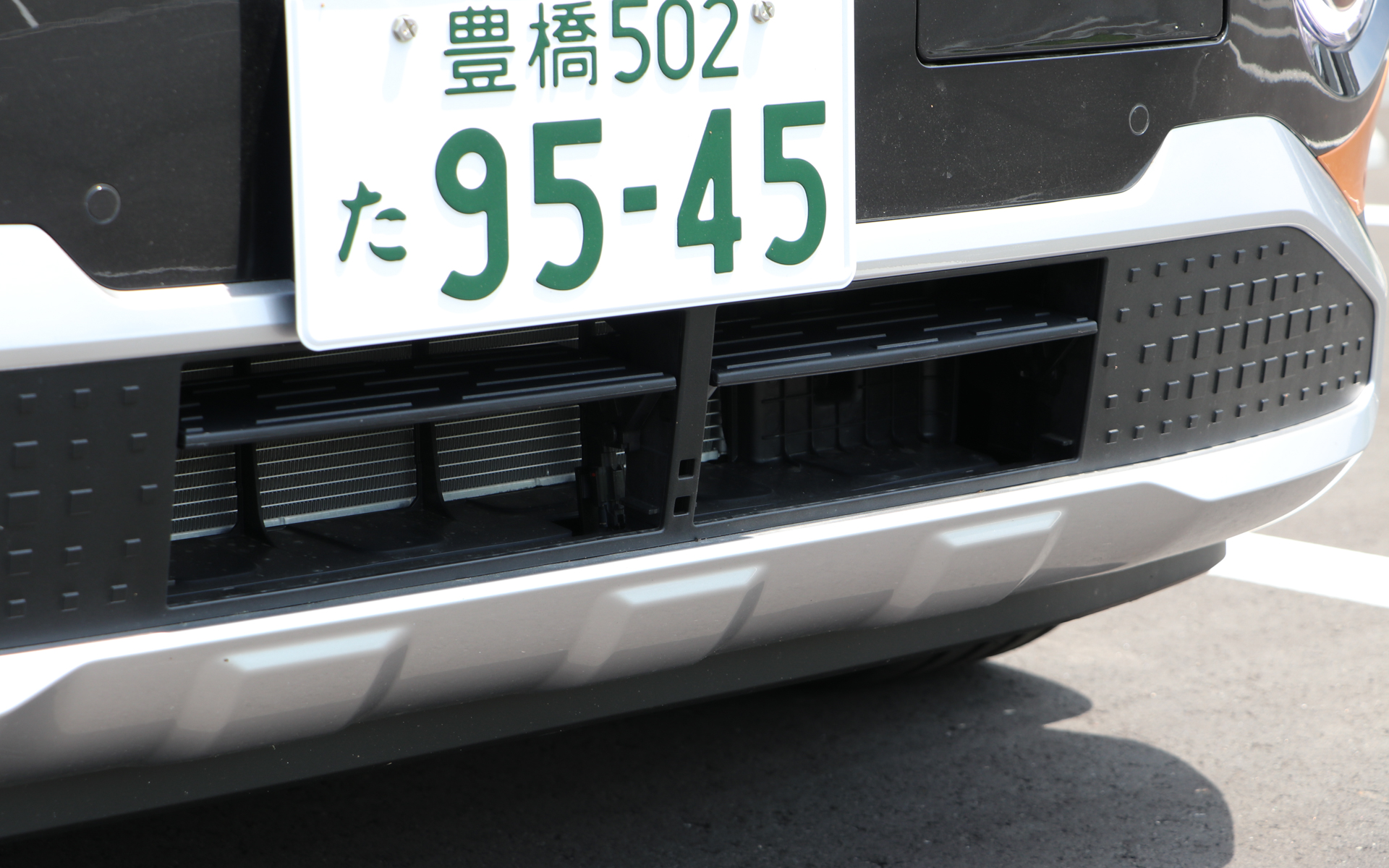 フロントグリルの下には温度管理用の開閉式ダクトが設けられている