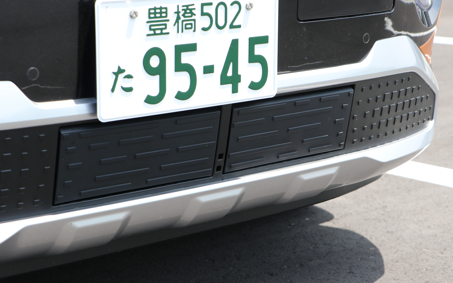 フロントグリルの下には温度管理用の開閉式ダクトが設けられている