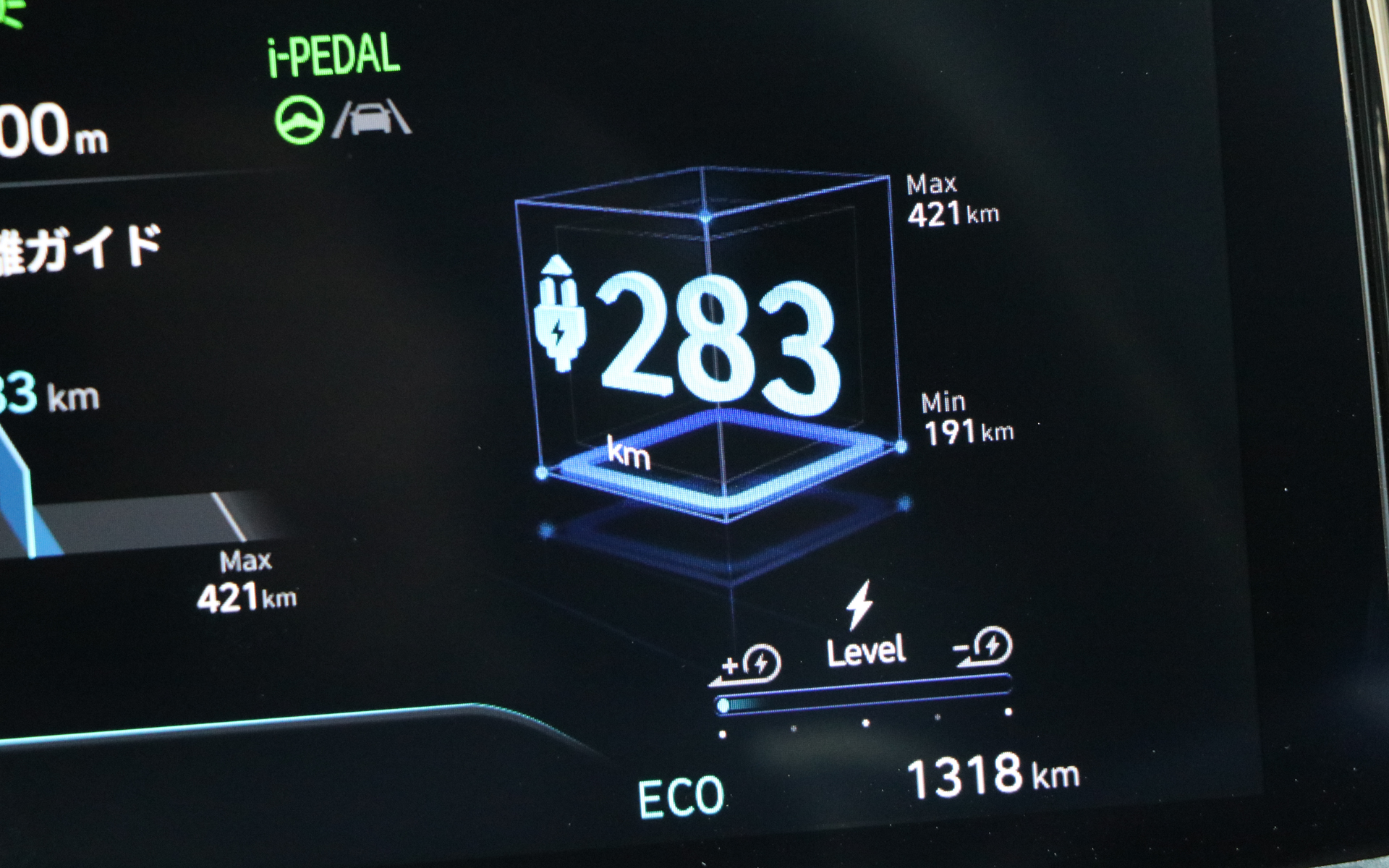 パドルシフトで回生ブレーキの効きの強さを変更でき、5段階の最も強いモードにするとワンペダルで停止までできる「i-PEDAL」モードになる。メーターの右側で確認できるようになっている