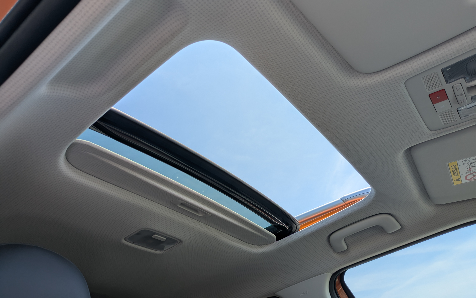 サンルーフはチルトアップ式を採用