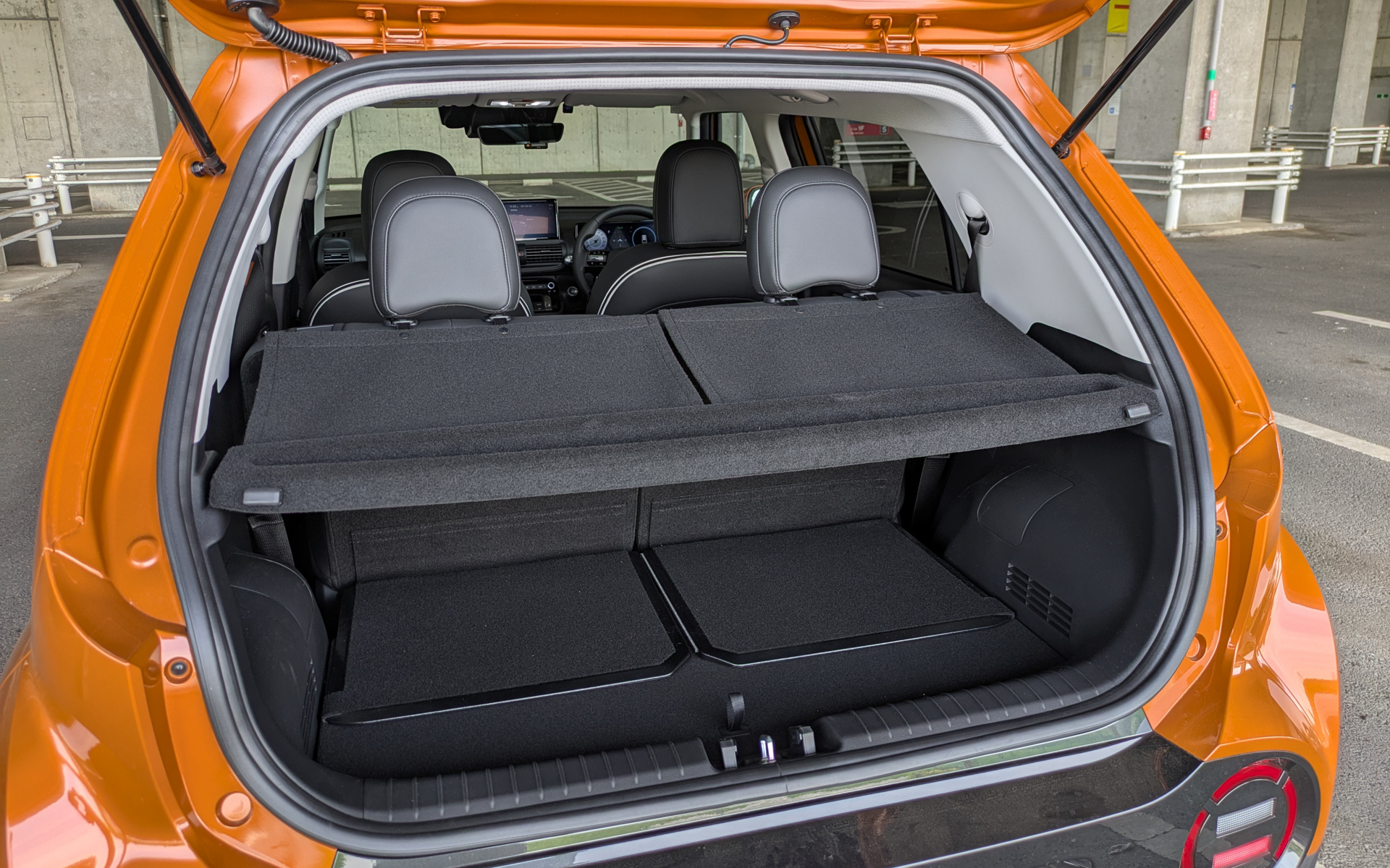 トノカバーも完備するほか、ラゲッジスペースは2段式となっている