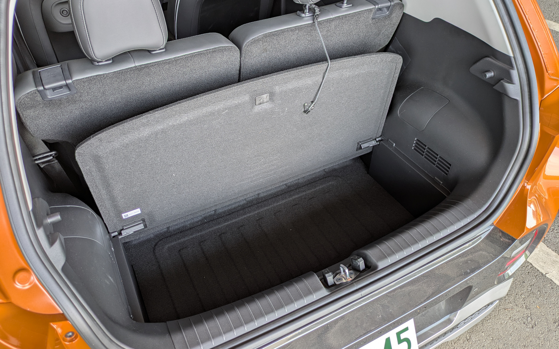 トノカバーも完備するほか、ラゲッジスペースは2段式となっている