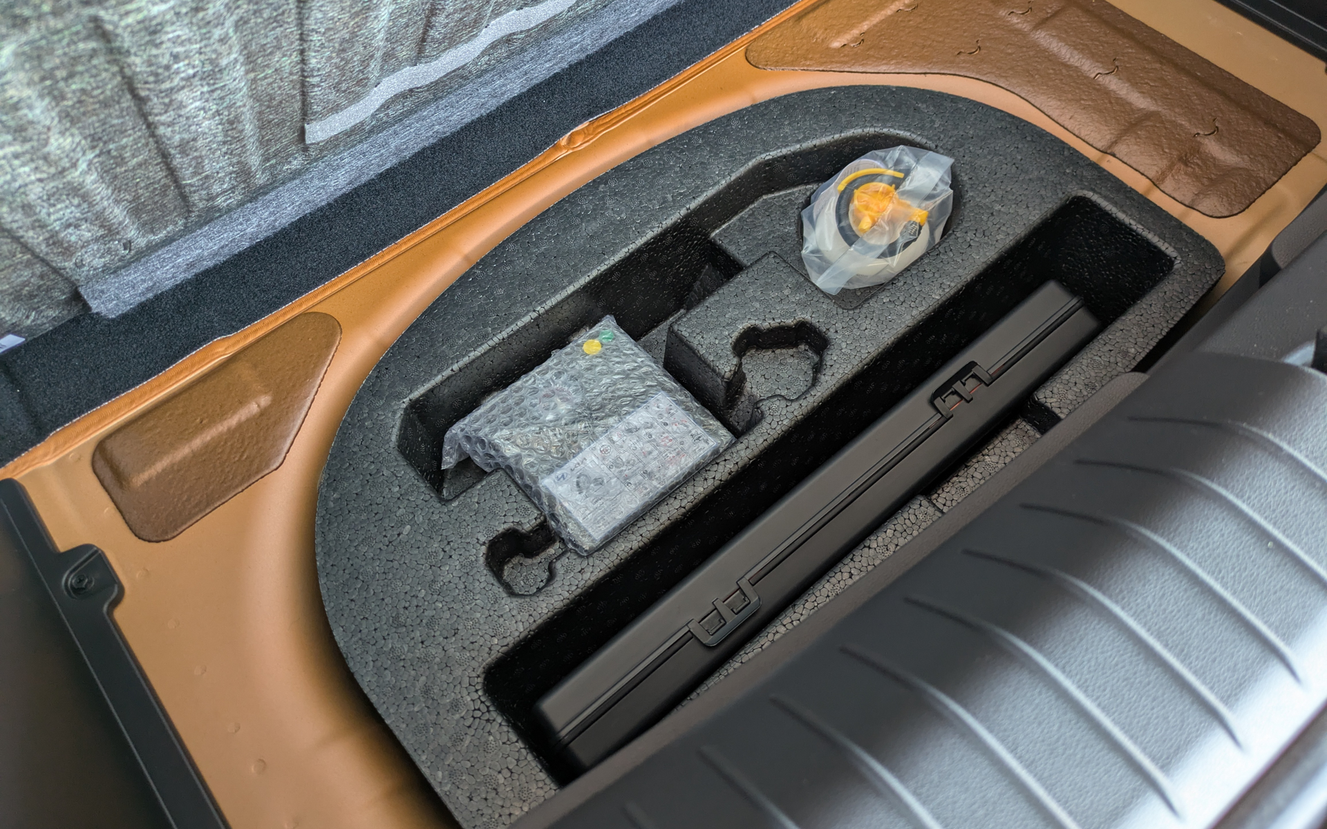 さらに下の段には三角表示板やパンク修理キットも備える