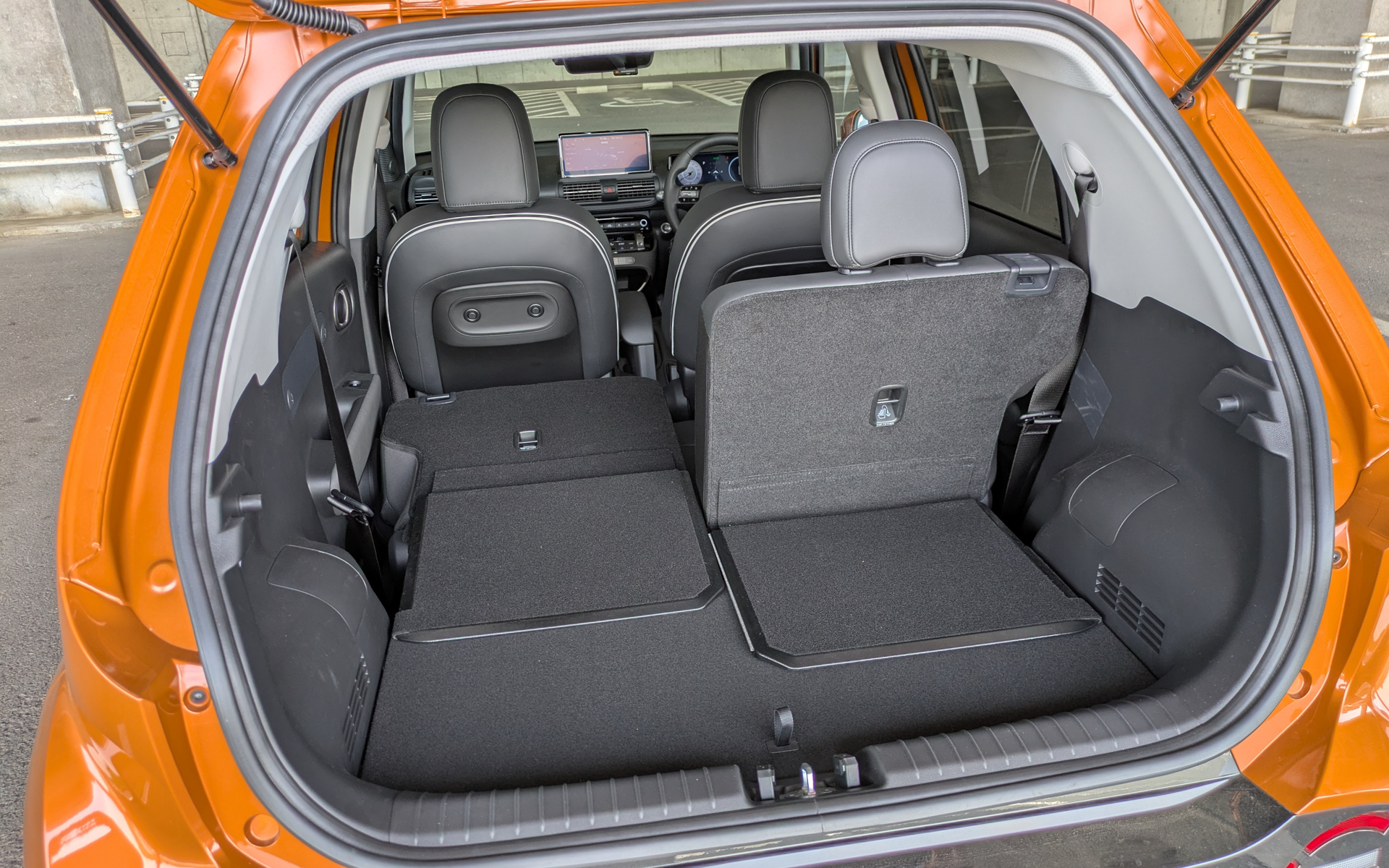 4人乗りのインスターの後席は5：5の可倒式。トランク積載量はVDA値で280L