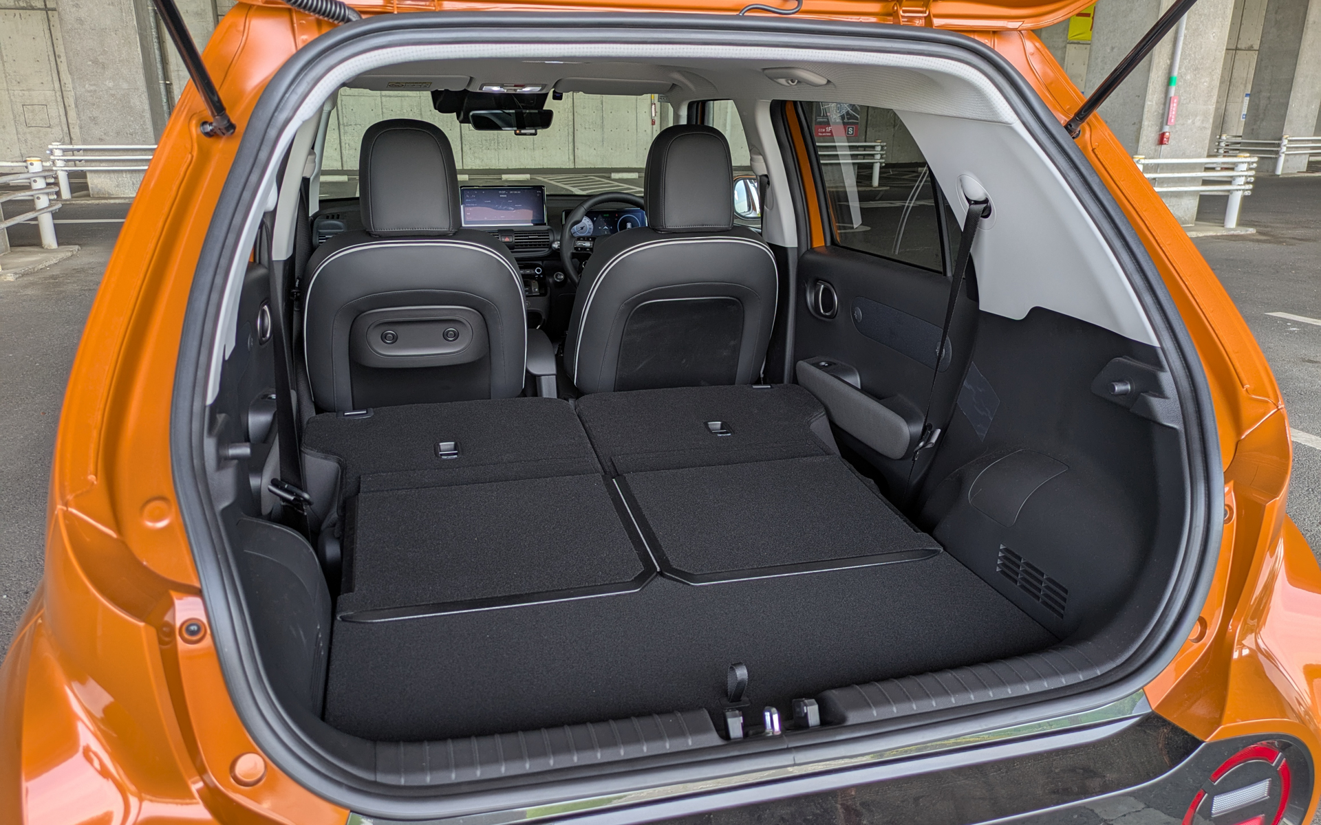 4人乗りのインスターの後席は5：5の可倒式。トランク積載量はVDA値で280L