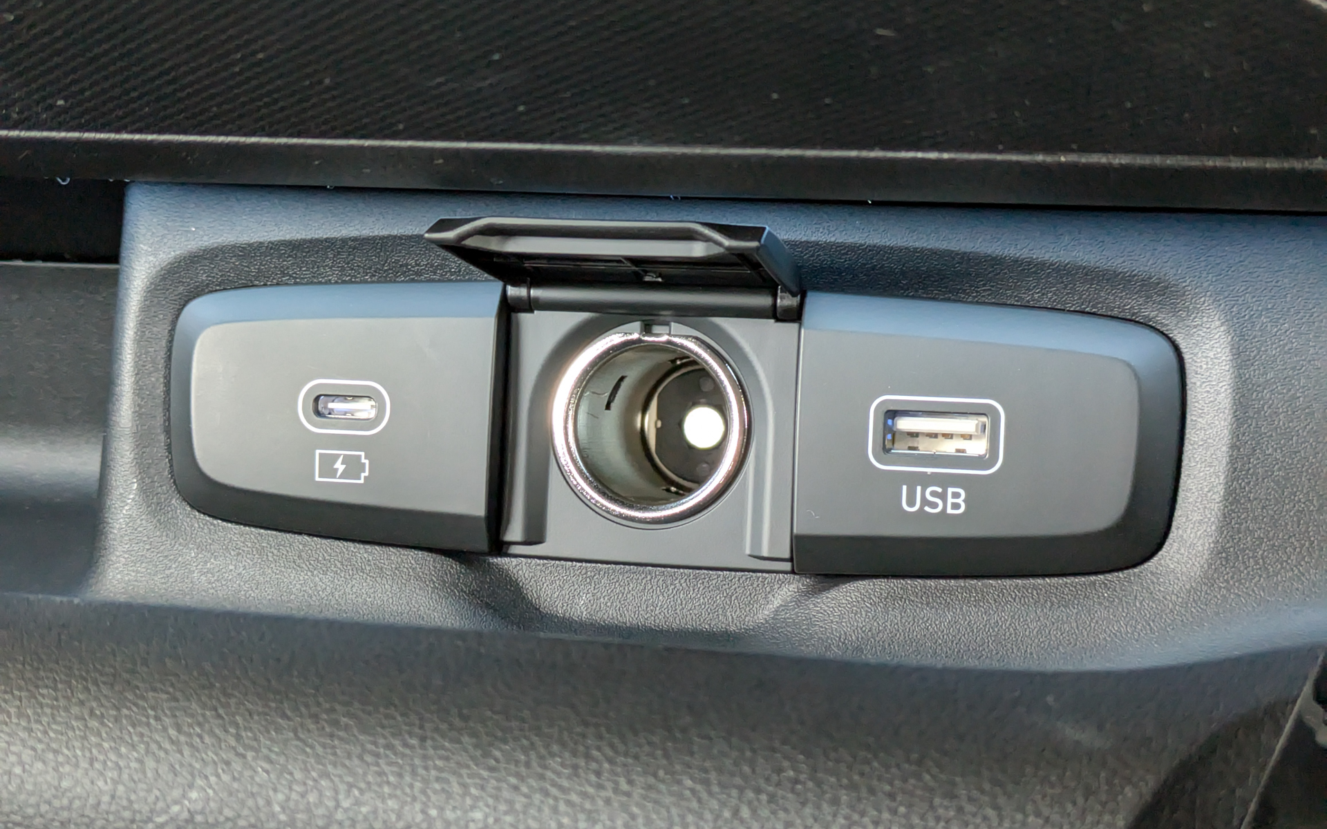 USBポートはType-CとType-A、さらにシガーソケットも備える