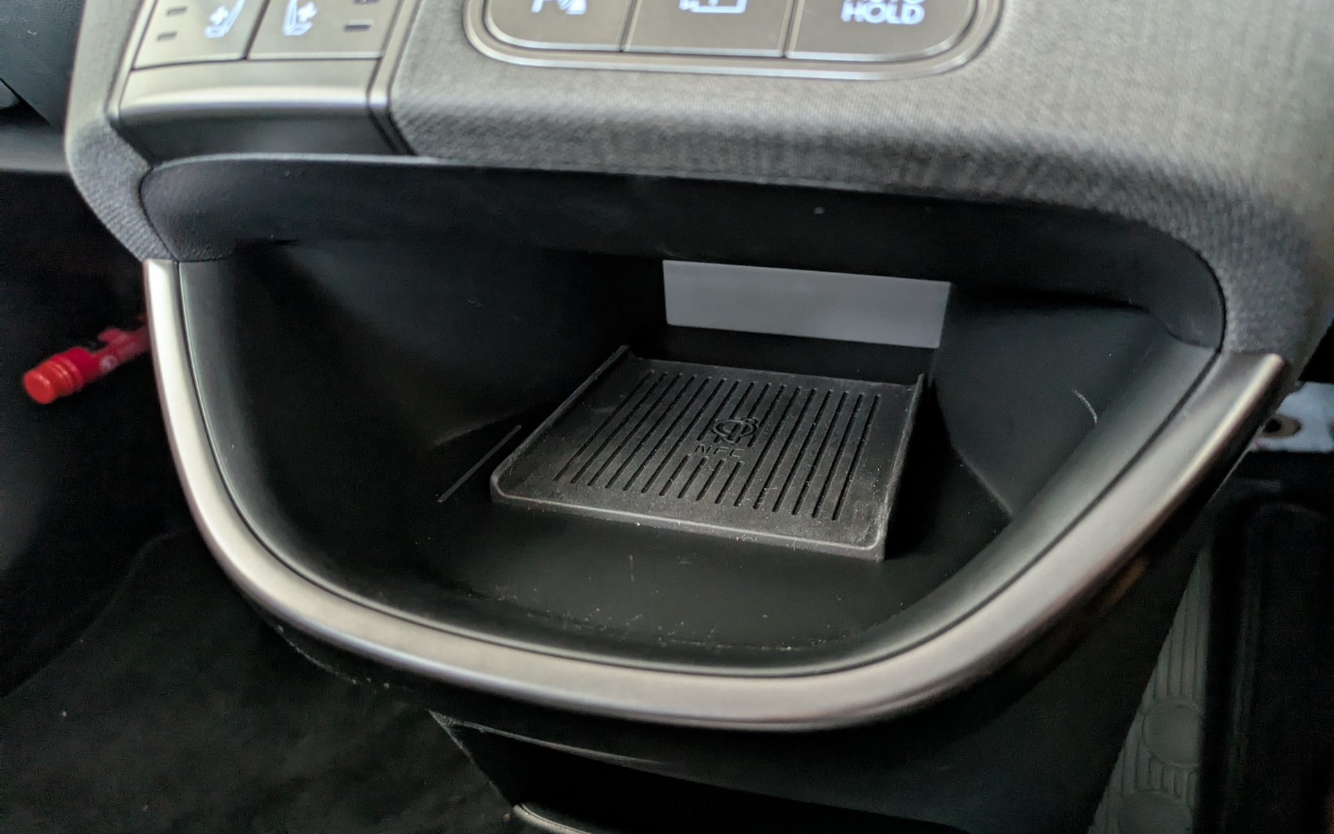 スマホ用の置き充電も完備している