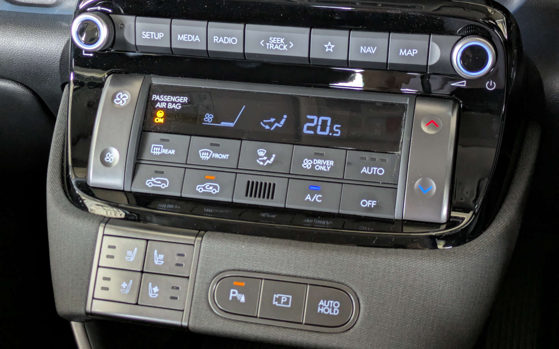 エアコンやシートヒーターなどのスイッチは物理ボタンで分かりやすい配置