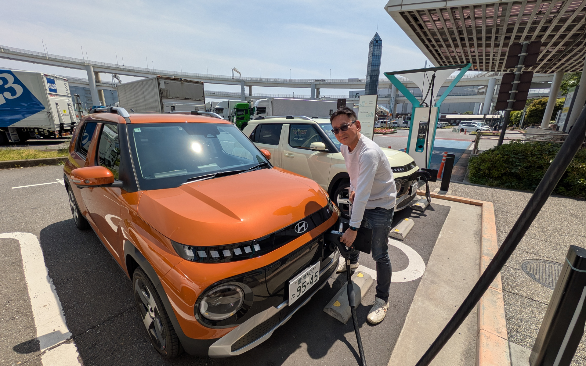 バッテリ残量が半分弱だったのと、ちょうどランチタイムだったので大黒パーキングでいきなり急速充電。別媒体が使用しているインスターも隣で充電していた