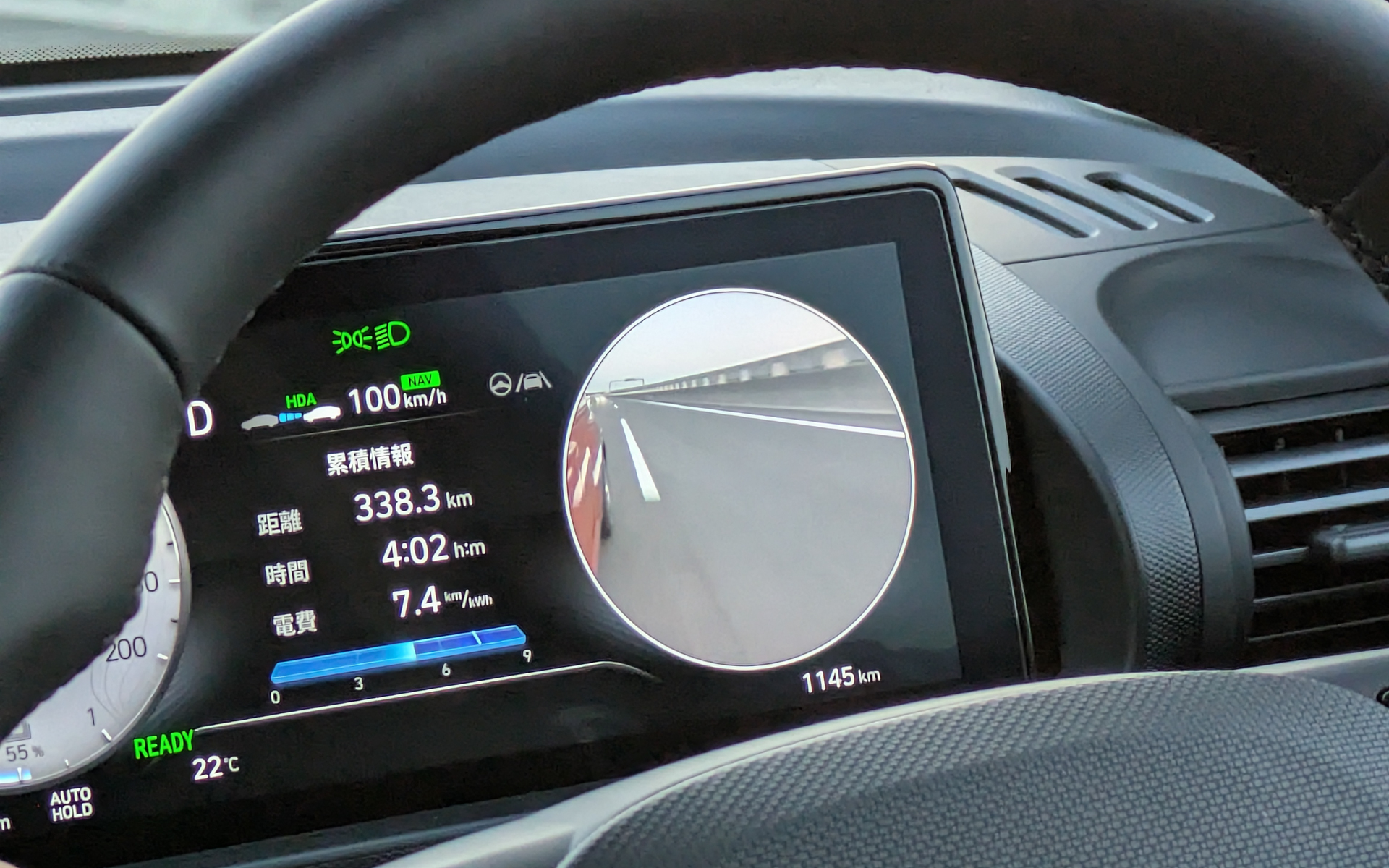 ウィンカーを出すと出した方のメーターがカメラ映像に切り替わり、後方から接近する車両がいないかなど確認できる